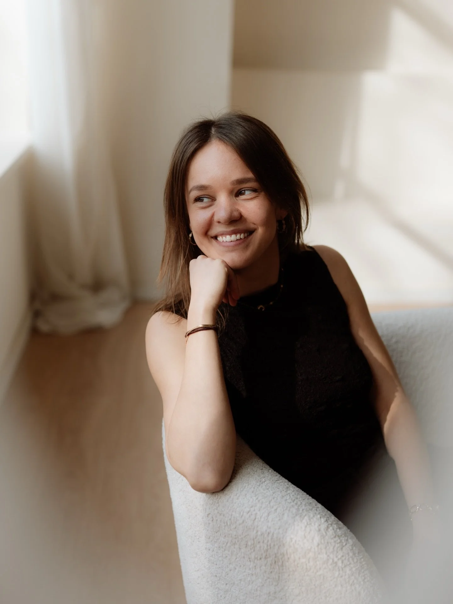 Tijd voor een nieuwe voorstelronde ✨🤍🪩

Aangenaam! Ik ben Sabine, ceremoniemeester &amp; weddingplanner. Ik ben opgegroeid in Stedum en woon nu zelf al meer dan 6 jaar in Groningen, waarvan nu drie jaar samen met mijn vriend.

Ik dans al mijn hele 