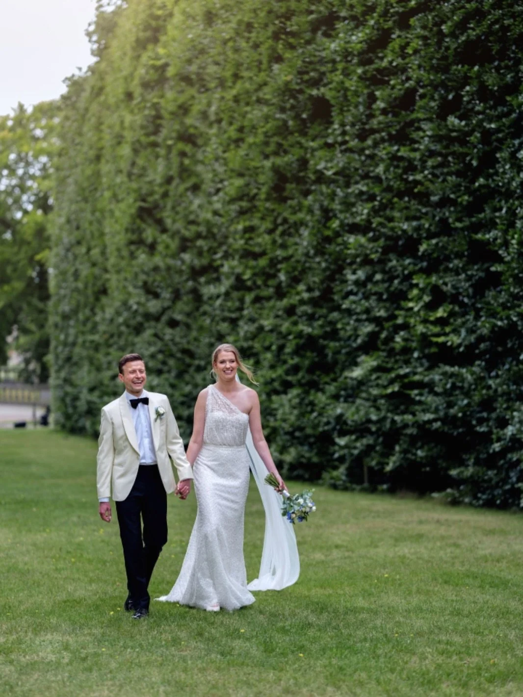 Dit was de allereerste keer dat&hellip;

Ik mocht werken op een bruiloft. En wat was dit een mooie bruiloft met een prachtig bruidspaar! 🥺✨

De locatie @orangerie_elswout is echt prachtig, zowel buiten als binnen 🤍 Veel daglicht, een prachtige tuin