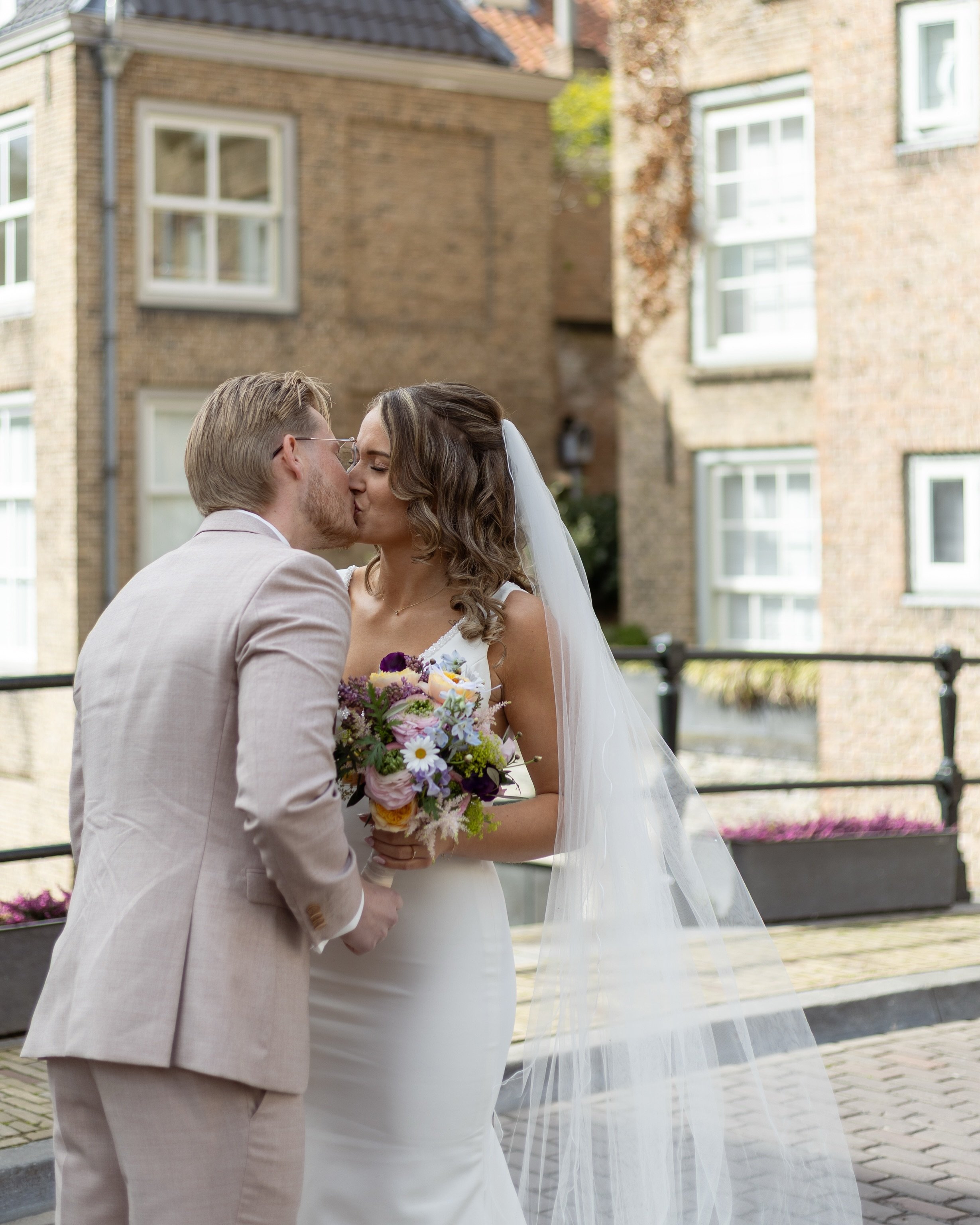 The First Look 💗

Maandenlang toegeleefd naar dit ene moment. Die lichte kriebel in je buik vanaf het moment dat je wakker wordt: hoe ziet je liefde eruit vandaag? Hoe gaat het voelen? Moet er iemand huilen? 😉

Een first look kan op zoveel manieren