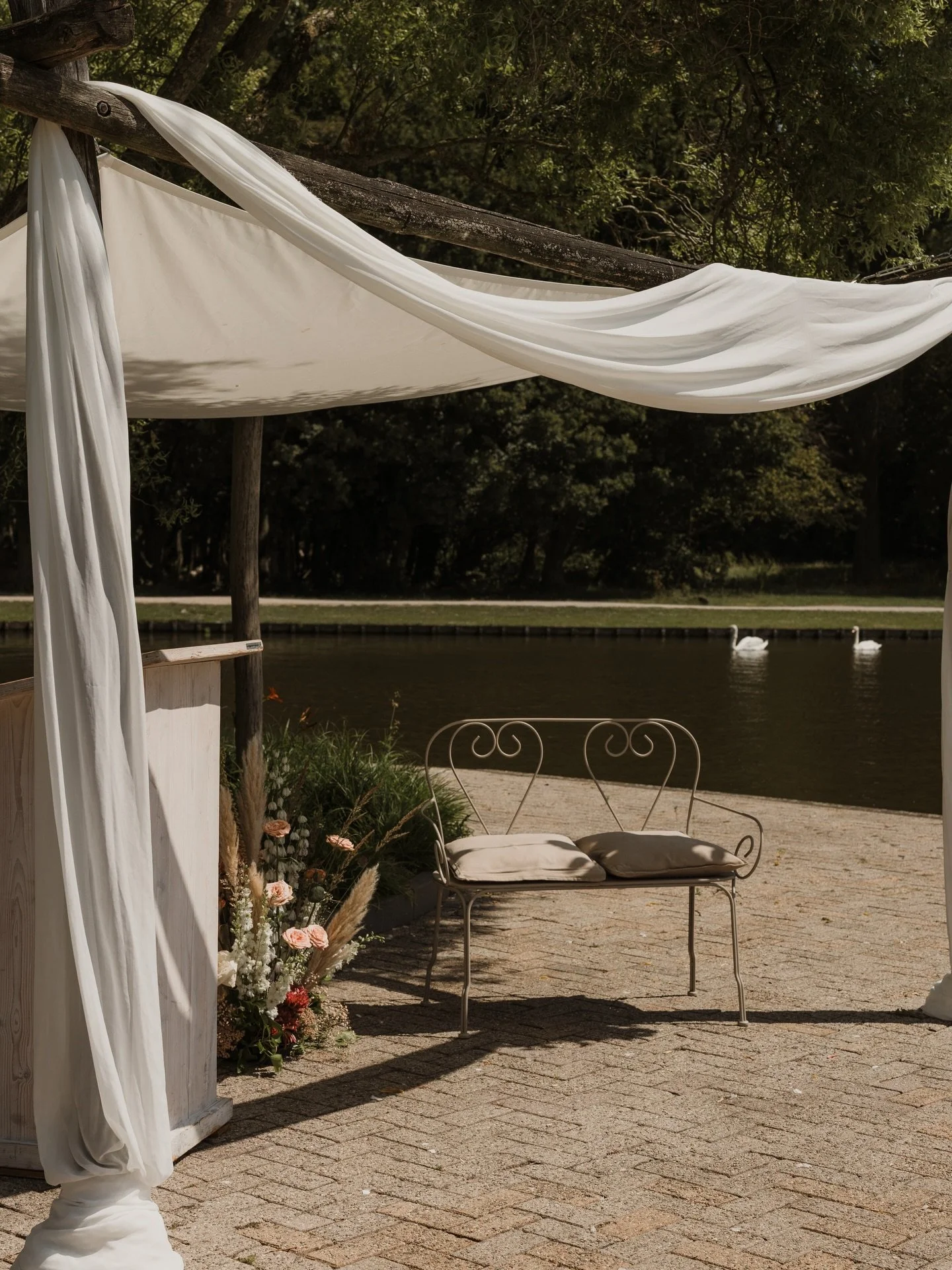 We zitten niet stil. 🥂

2025 was een mooi trouwseizoen met onze styling, maar we zijn al bezig met 2026. ✨

Vorige week is de nieuwe trouwbrochure eruit gegaan voor @trouwenbergscheplas en december gaan we voor de bruidsparen persoonlijke voorstelle