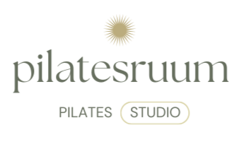 Logo des Pilates-Studios 'pilatesruum', mit einem goldenen Sonnen- oder Sternsymbol oben, schwarzem Hintergrund und Text in verschiedenen Grautönen.