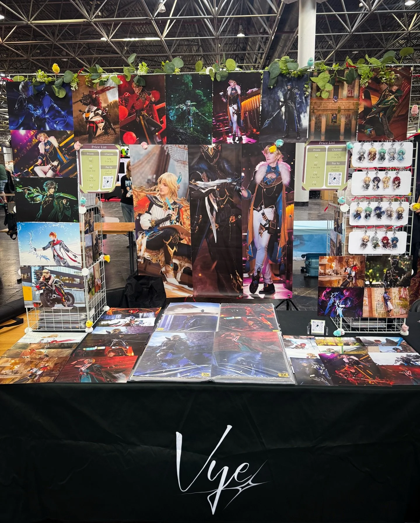 Table 9K25 Dokomi setup is complete! 

Swing by for a print, charm, a photo, or even just a chat! (I love talking about anything and everything 👁️👁️)

#dokomi #dokomi2026 #cosplay