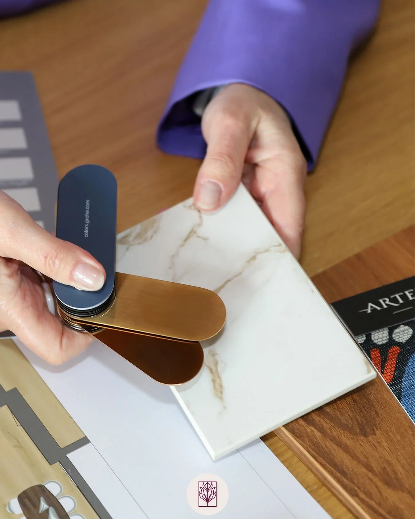 KEUZESTRESS?
Ervaar jij keuzestress bij het uitzoeken van alles voor jou woning? Als gepassioneerde senior interieurprofessional begrijp ik hoe overweldigend keuzestress kan zijn. Of het nu gaat om het kiezen van de perfecte kleur, het selecteren van