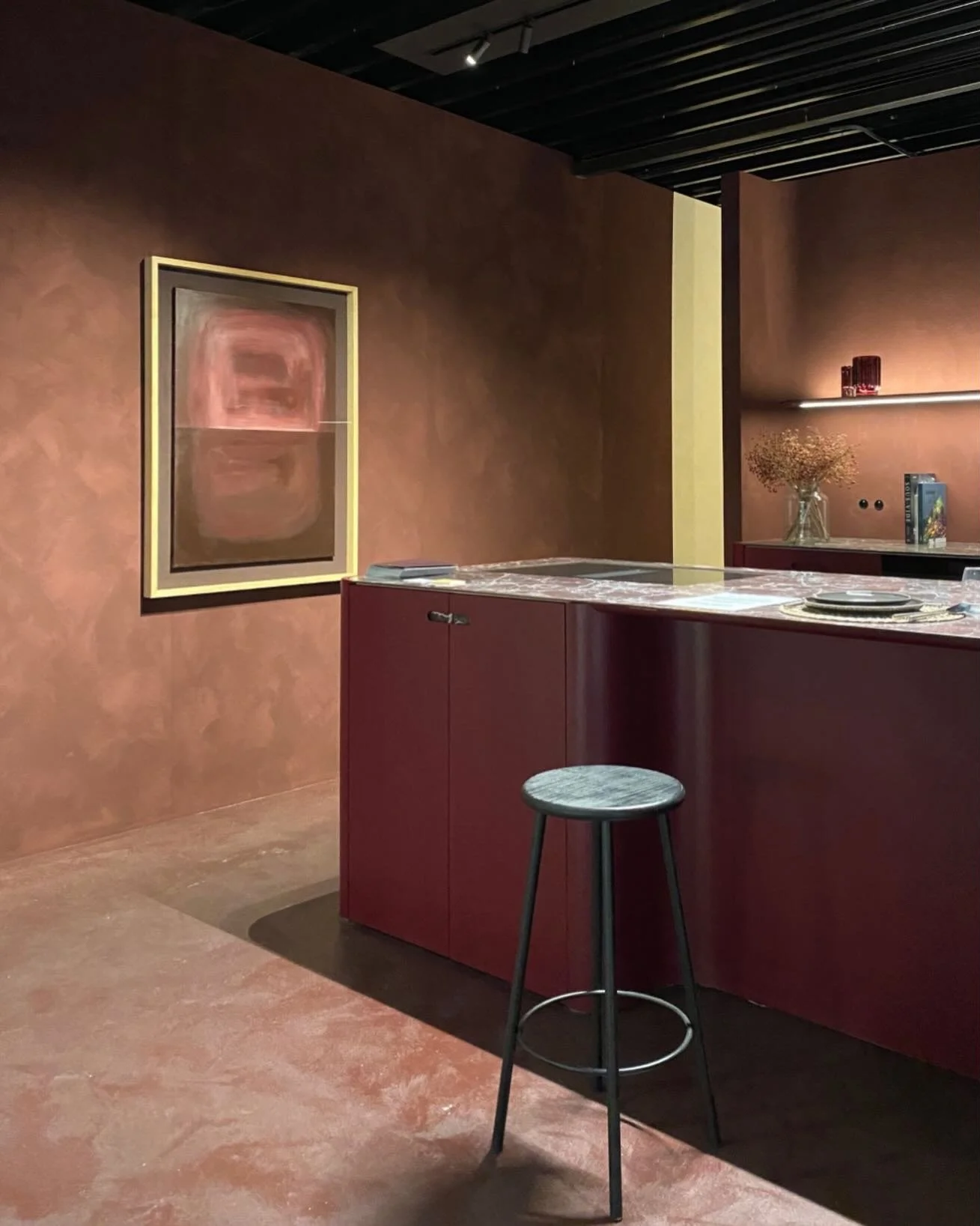 ROOD
Donkerrood of bordeauxrood. 
Mooi en sfeervol zoals hier een keuken eiland. 

Vaak schrikken mensen van het toepassen van kleur in hun interieur. Enerzijds snap ik het. Zeker als je niet gewend bent aan kleur. Maar wij, interieurdesigners zijn e