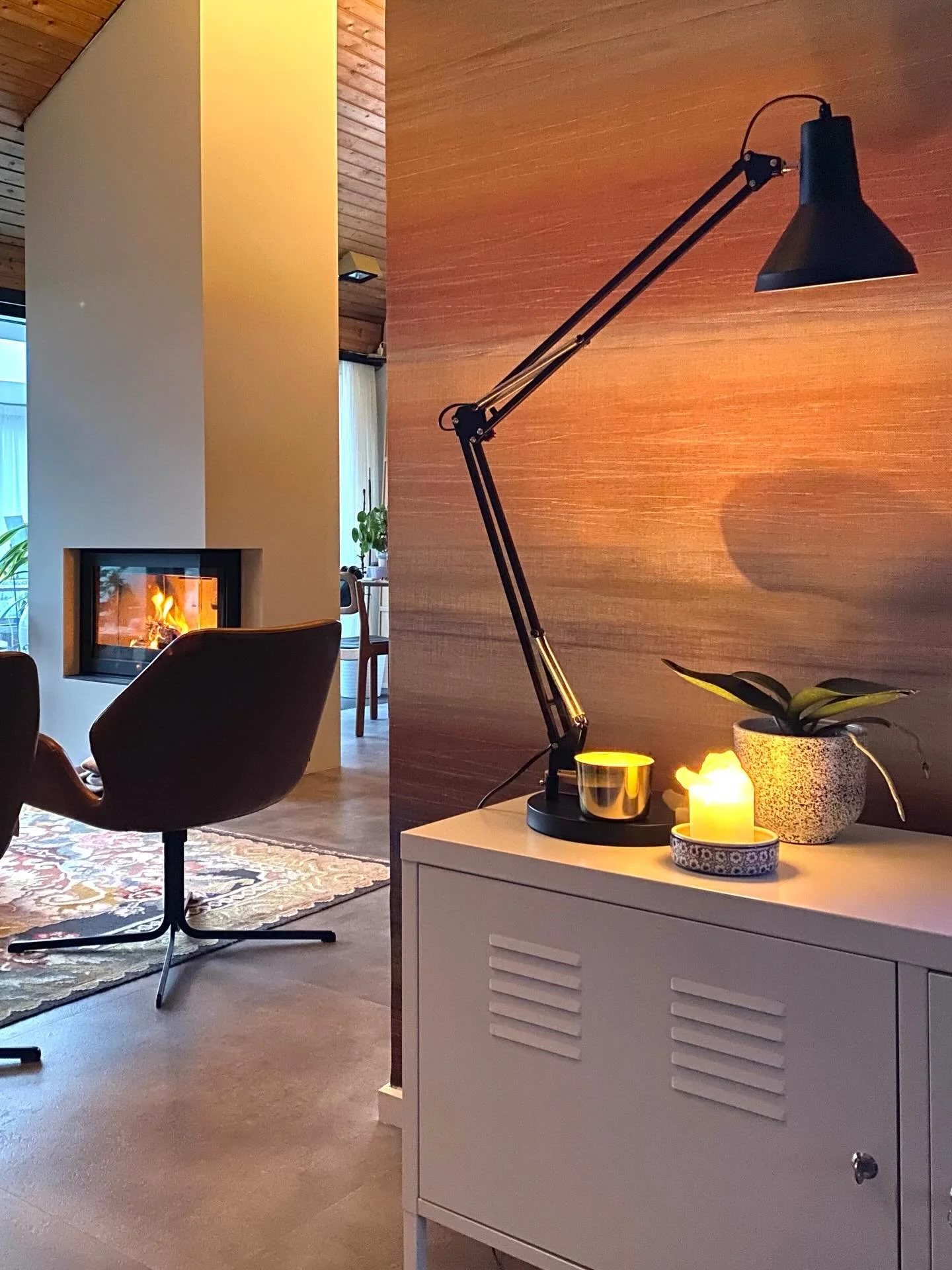 VOOR een zonsondergang hoef ik de deur niet meer uit. In de kerstvakantie dit behang van @masureel geplakt. Staat zo mooi op de wand! Love it! Heel blij met het resultaat. 

In combinatie met onze nieuwe houtkachel die heel goed brand en de strak ges