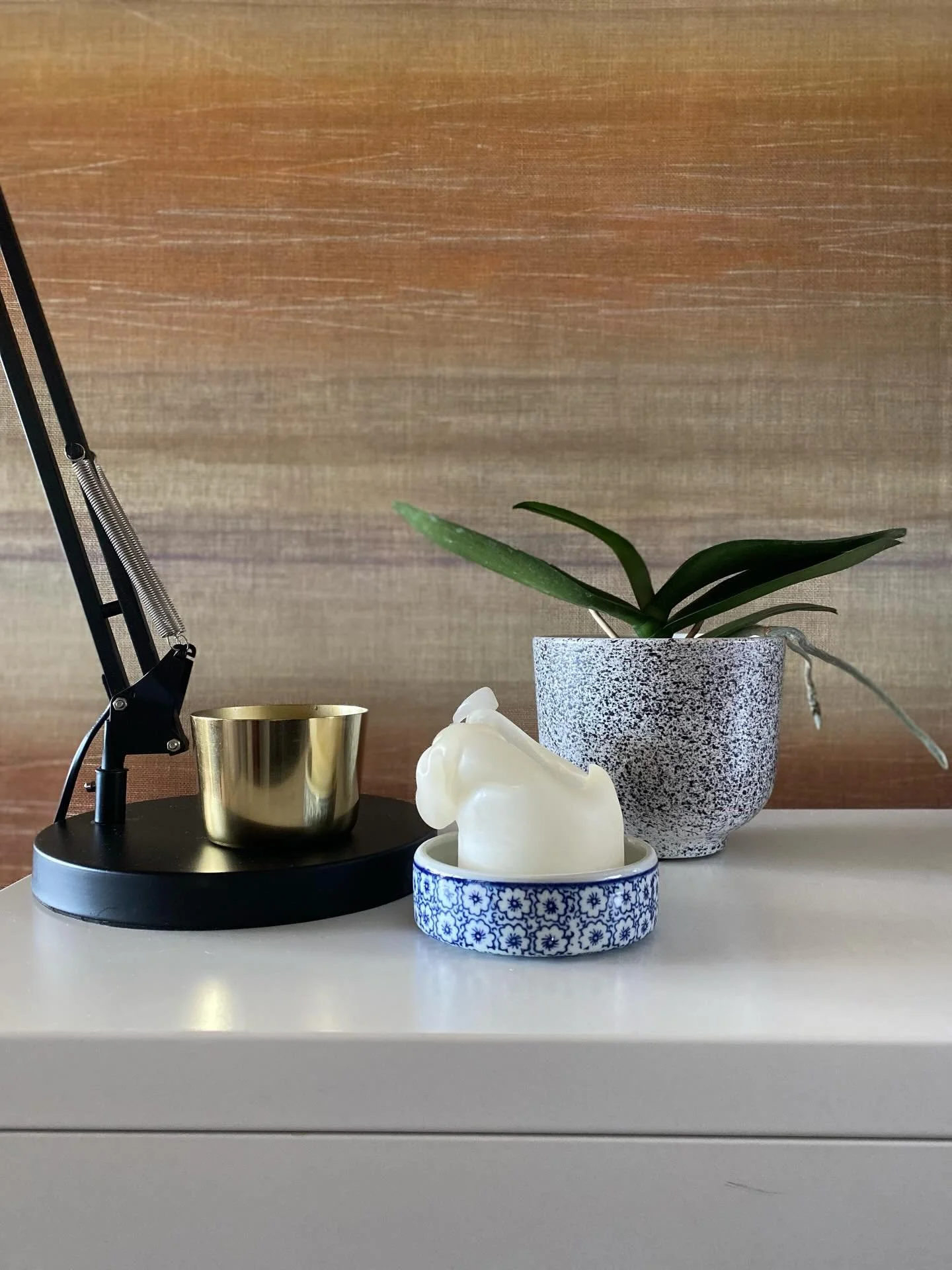 Een leuke mix van diverse stijlen zorgen voor een speels karakter. 

Masureel behang, bloempot van H&amp;M home, Chinees porselein deksel van een pot die ik ergens heb gevonden en een messing kaarsenhouder die ik al jarenlang heb. Witte kastje is de 