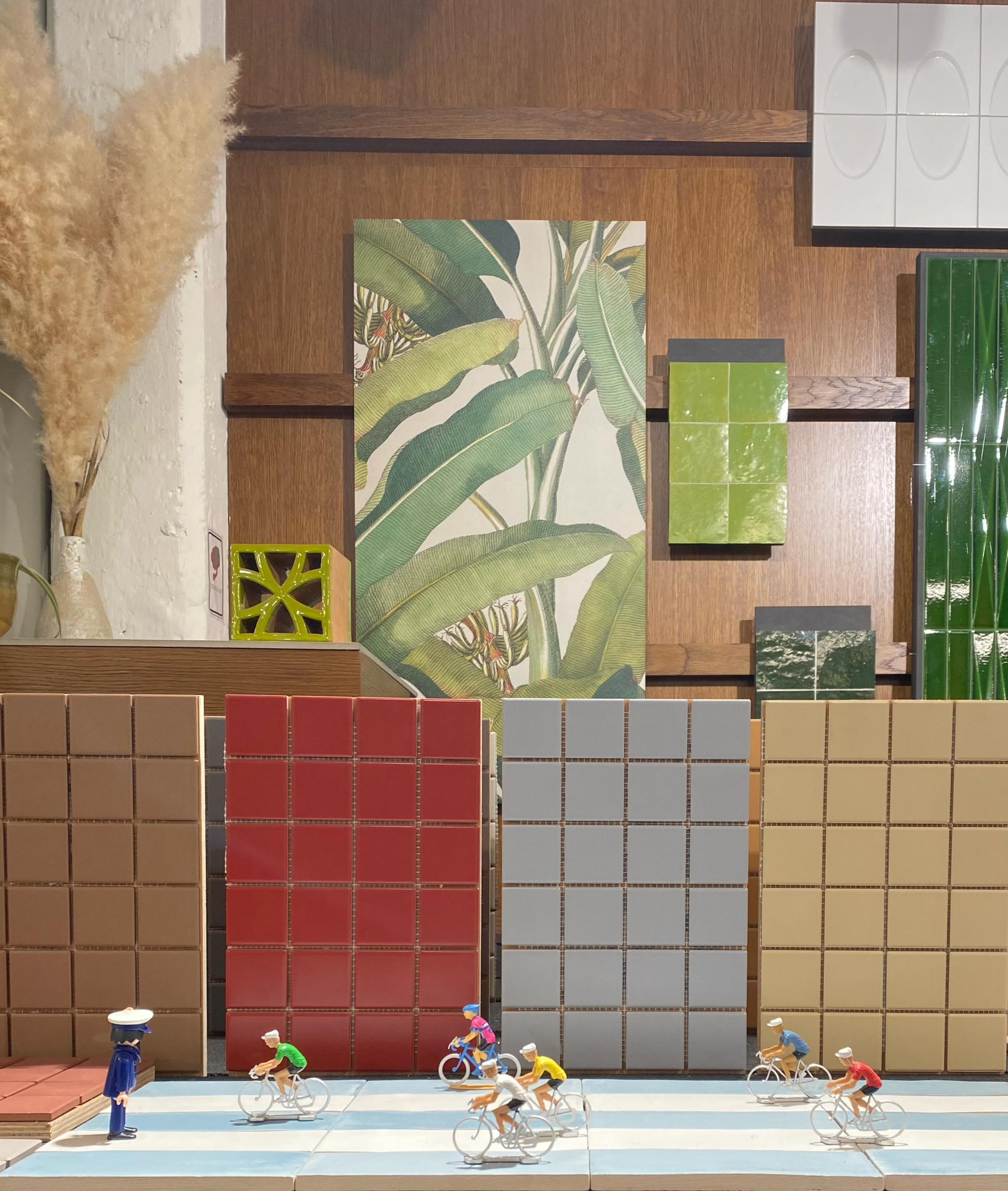 TE leuk gepresenteerd in de showroom van dit bedrijf in tegels. En de rode vind ik een mooie kanshebber om thuis ergens te kunnen gebruiken. Nog afwachten wat de rest van the family hiervan vind 🤔

#tegels #tiles #interieur #interieurdesign #interio