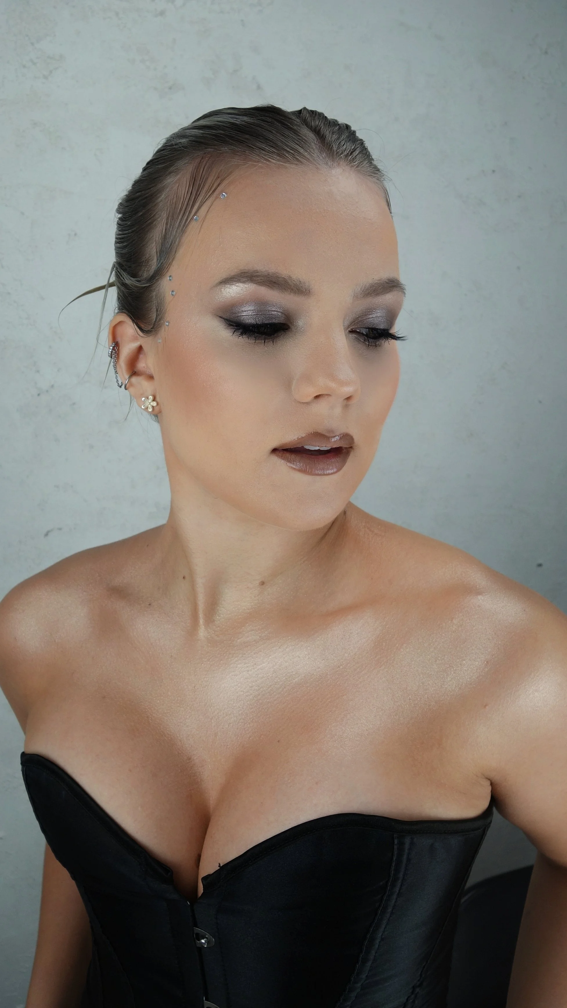 Mallille on tehty hopea meikki