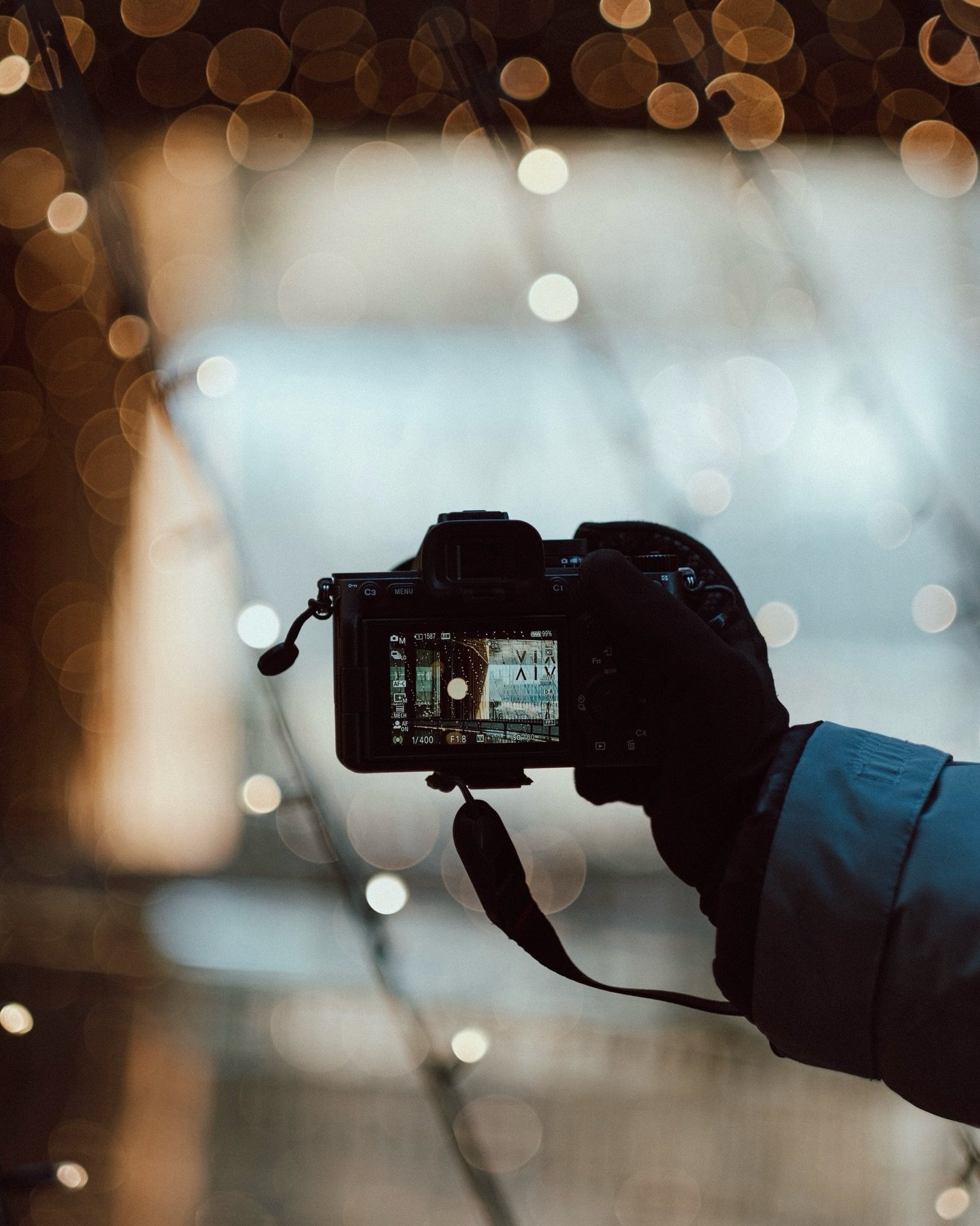 Between reflections and reality, just passing through.
&nbsp; ⠀⠀⠀⠀⠀⠀⠀⠀⠀⠀⠀⠀ 
&nbsp; ⠀⠀⠀⠀⠀⠀⠀⠀⠀⠀⠀⠀ 
#street #street_minute #gatefotografering #citylife #minimal_streetphoto  #streetphotography #oslo_spc #streetdreamsmag #streetianity #thestreetphotograp