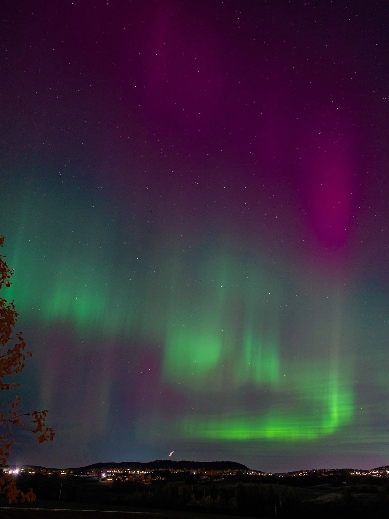 Chasing the magical Northern Lights ✨🌌 Can't get enough of this breathtaking natural light show! ✨🫶🏼
&nbsp; ⠀⠀⠀⠀⠀⠀⠀⠀⠀⠀⠀⠀ 
&nbsp; ⠀⠀⠀⠀⠀⠀⠀⠀⠀⠀⠀⠀ 
#northernlights #auroraborealis #exploretheworld #landscapephotography #wanderlust #travelphotography #f