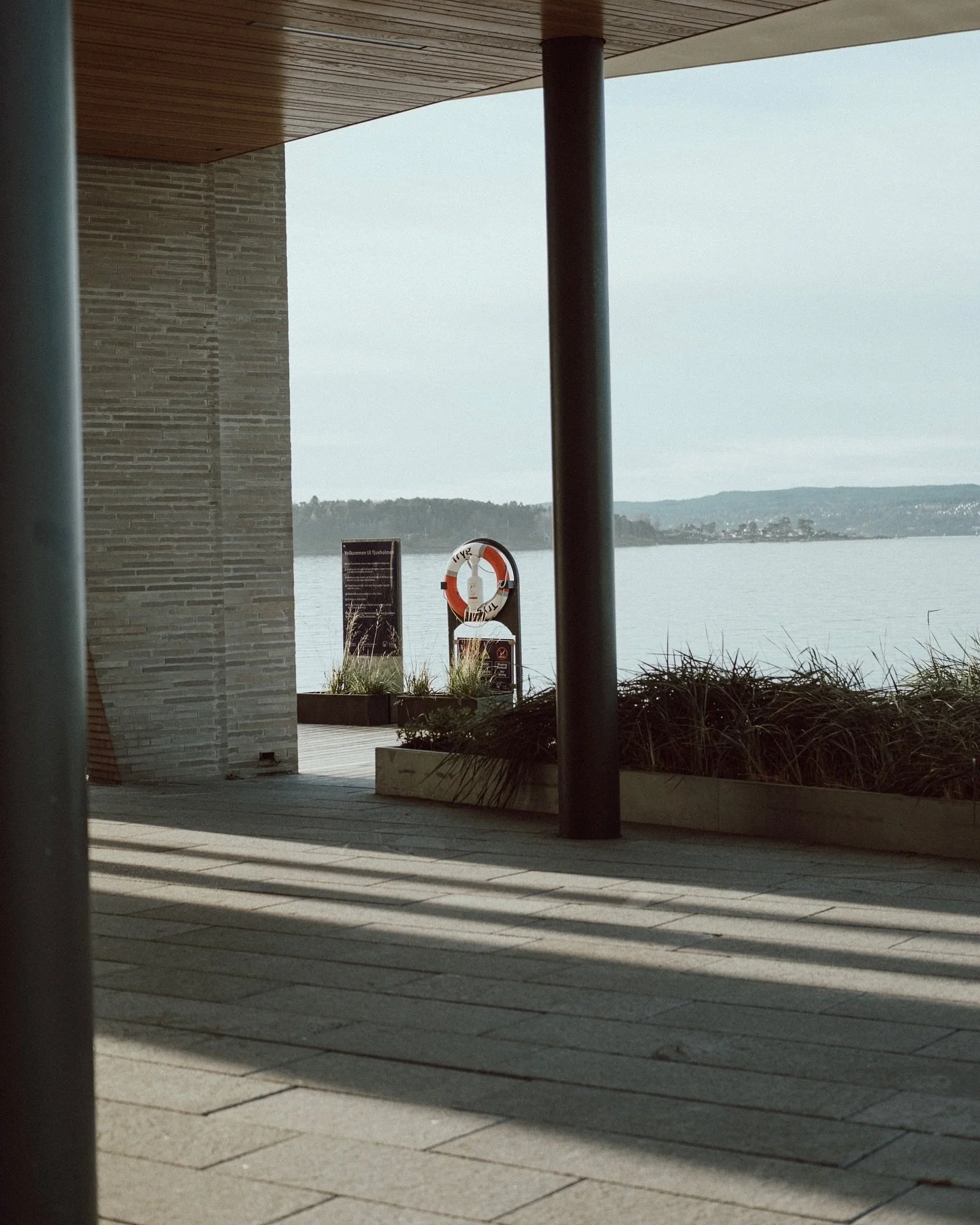 Soft light, quiet moments, and a view that slows everything down.
&nbsp; ⠀⠀⠀⠀⠀⠀⠀⠀⠀⠀⠀⠀ 
&nbsp; ⠀⠀⠀⠀⠀⠀⠀⠀⠀⠀⠀⠀ 
#streetphoto #cityscape #urbanscenes #capturethemoment #photoinspiration #lensculture #urbanphotography #photolife #visualstorytelling #street