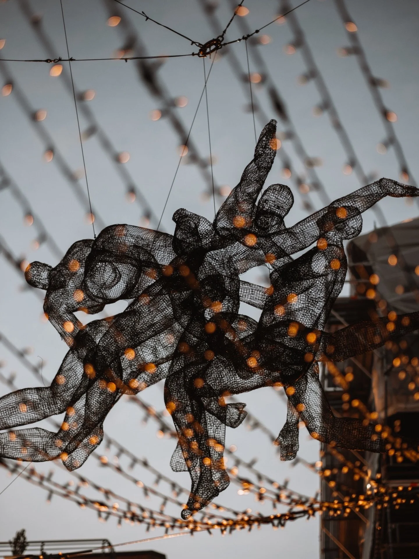 Wired bodies. City pulse. Soft lights.
&nbsp; ⠀⠀⠀⠀⠀⠀⠀⠀⠀⠀⠀⠀ 
#urbanart #lightandshadow #artinthecity #visualpoetry #contemporaryart