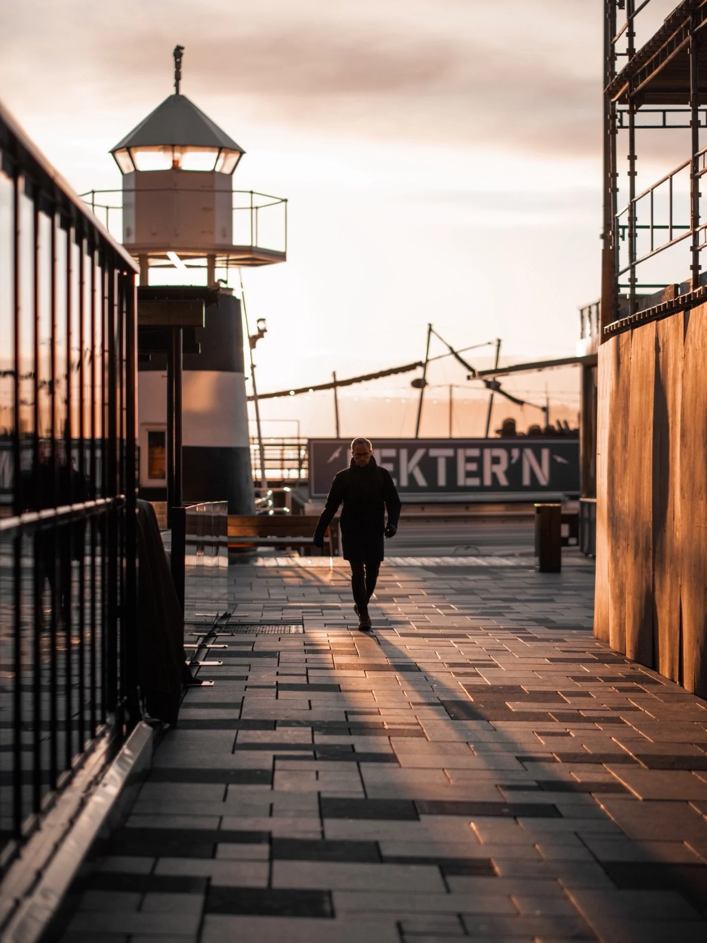 Walking through quiet streets while the city slowly wakes up. Golden light, calm mind.
&nbsp; ⠀⠀⠀⠀⠀⠀⠀⠀⠀⠀⠀⠀ 
&nbsp; ⠀⠀⠀⠀⠀⠀⠀⠀⠀⠀⠀⠀ 
#cityvibes #morninglight #urbanmood #streetphotography #quietmoments