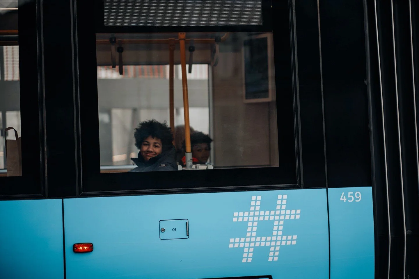 A quiet moment behind the glass, where city life meets a gentle smile. 
 ⠀⠀⠀⠀⠀⠀⠀⠀⠀⠀⠀⠀ 
 ⠀⠀⠀⠀⠀⠀⠀⠀⠀⠀⠀⠀ 
#urbanmoments #citystories #everydaymagic #windowviews #streetphotography