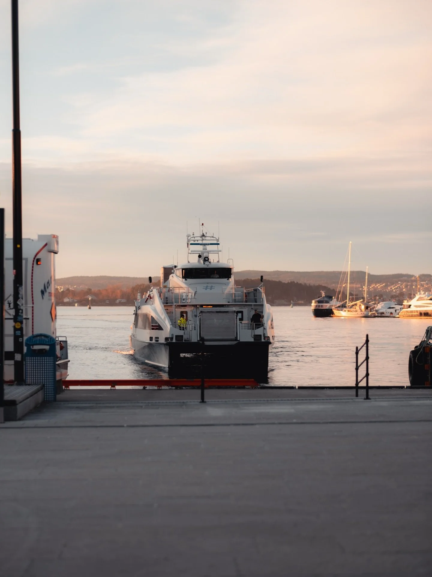 Caught between leaving and longing.
&nbsp; ⠀⠀⠀⠀⠀⠀⠀⠀⠀⠀⠀⠀ 
&nbsp; ⠀⠀⠀⠀⠀⠀⠀⠀⠀⠀⠀⠀ 
#goldenhour #harborviews #softtravel #scandinavianvibes #quietmoments
