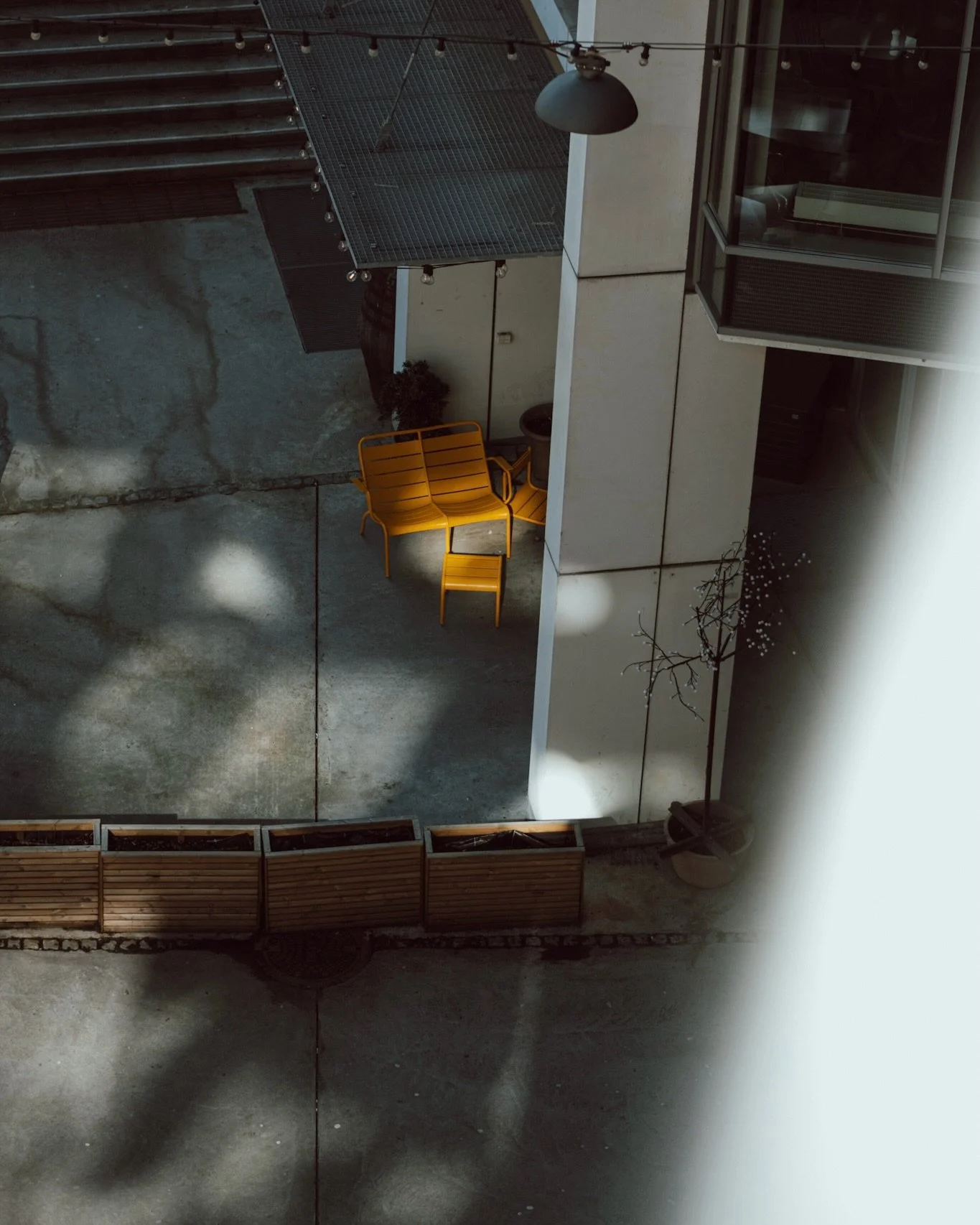 In a world of grey, be the yellow chair. ✨
A quiet corner, a little sunlight, and the kind of detail that changes everything.
&nbsp; ⠀⠀⠀⠀⠀⠀⠀⠀⠀⠀⠀⠀ 
&nbsp; ⠀⠀⠀⠀⠀⠀⠀⠀⠀⠀⠀⠀ 
#aesthetic #moodygrams #urbanphotography #lightandshadow #cityaesthetic