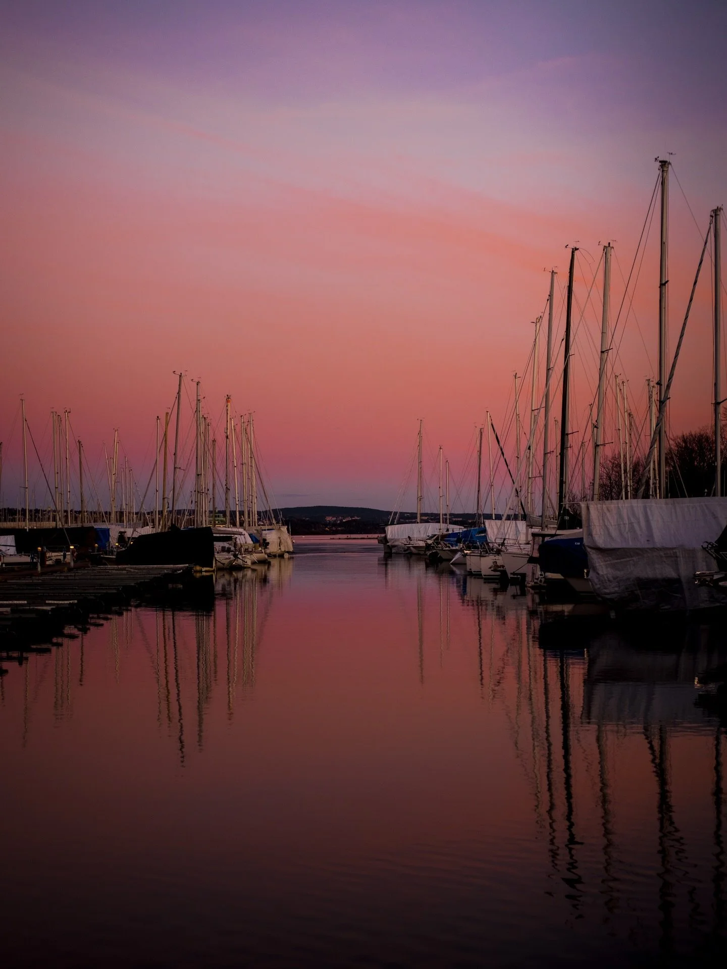 Between the fading light and the quiet water, something inside finally exhales.
&nbsp; ⠀⠀⠀⠀⠀⠀⠀⠀⠀⠀⠀⠀ 
&nbsp; ⠀⠀⠀⠀⠀⠀⠀⠀⠀⠀⠀⠀ 
#sunsetpeace #nature #eveninglight #streetphotos #waterreflection
