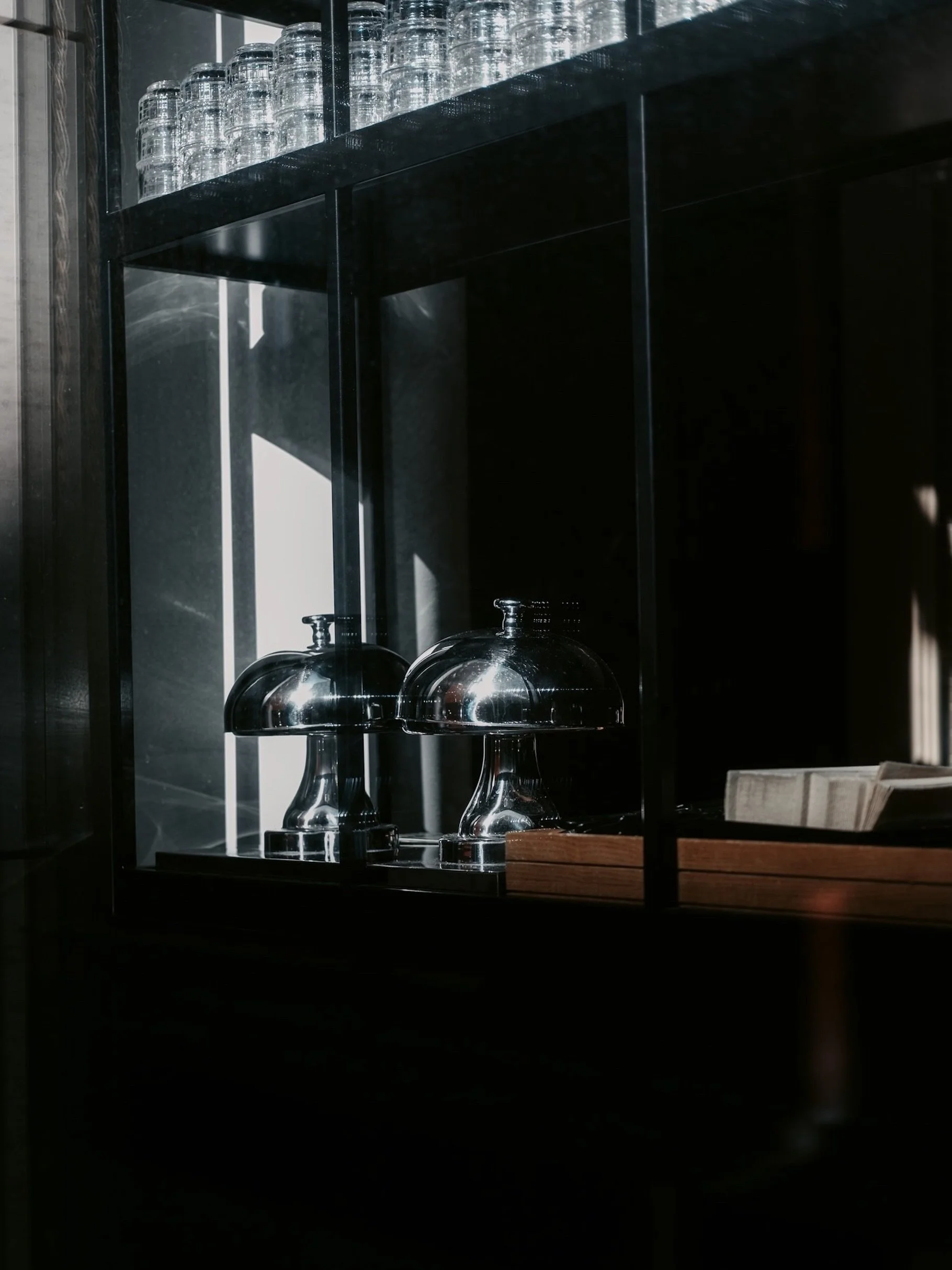 In the quiet glow of shadows, even stillness feels luxurious ✨

#moodygrams #luxuryinteriors #streetphotography #aestheticdetails #interiordesign