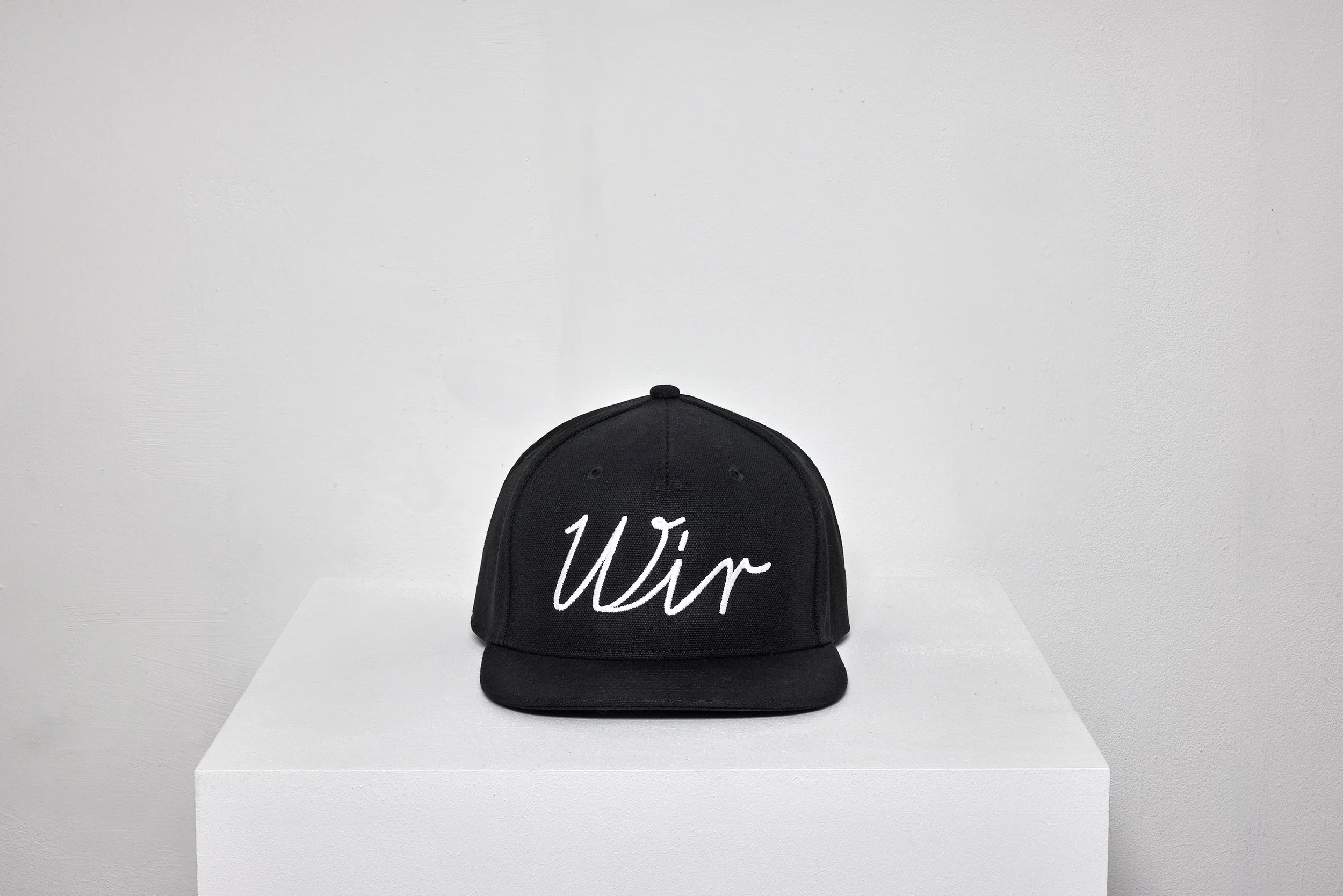Kunst-Oku-IDESEWIS-Baseball-Cap-Wir-Frontal-Total.jpg