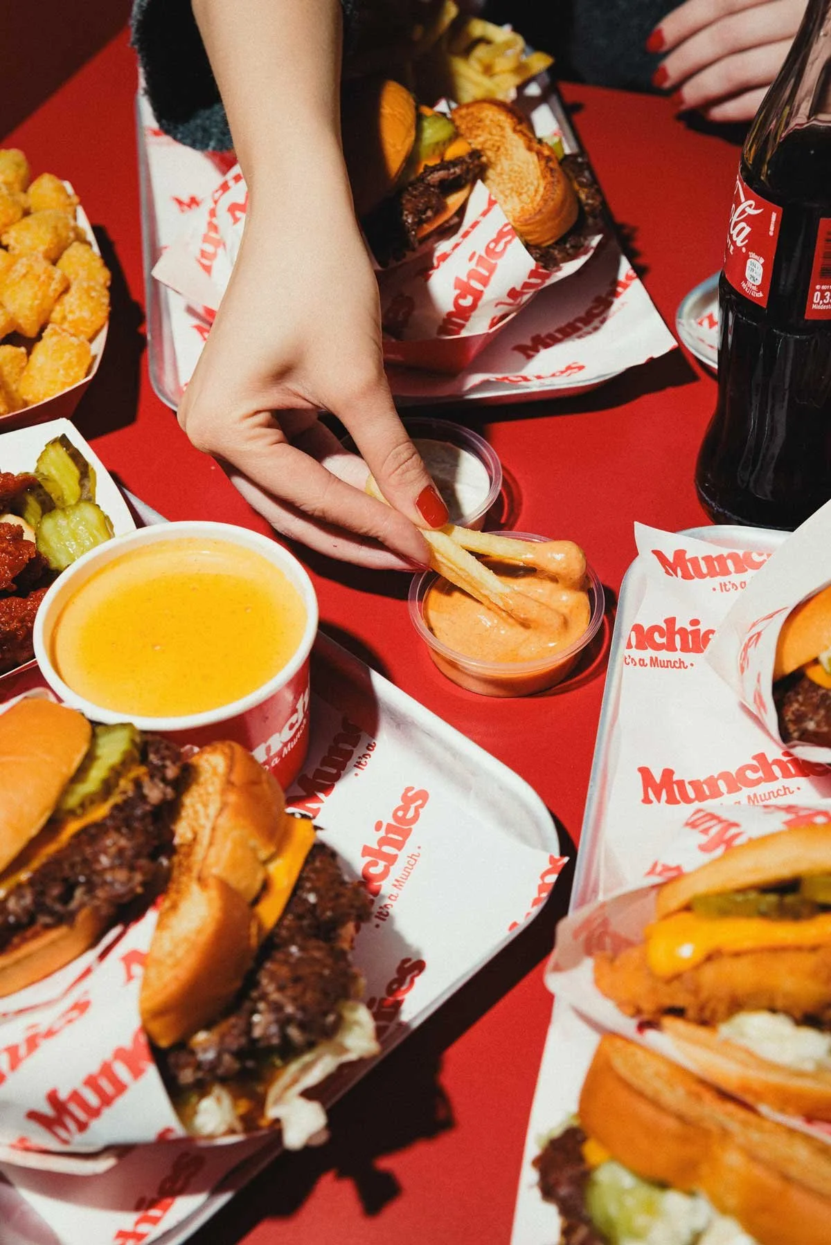 Nahaufnahme eines Tisches mit Fastfood.