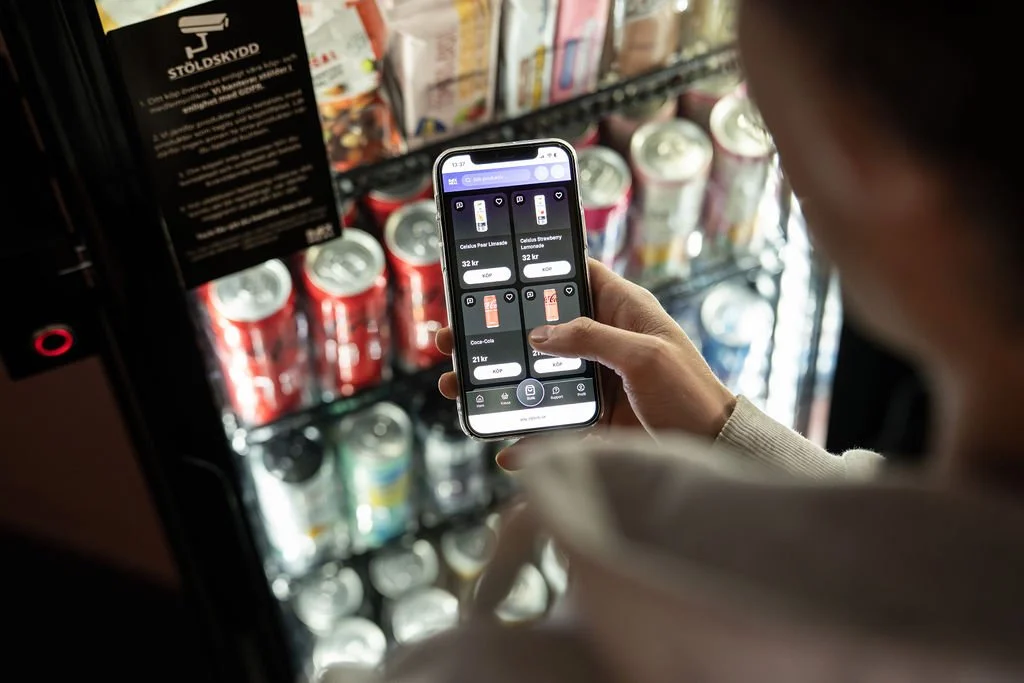 Kund öppnar Smartkyl och väljer produkter i självbetjänad butik