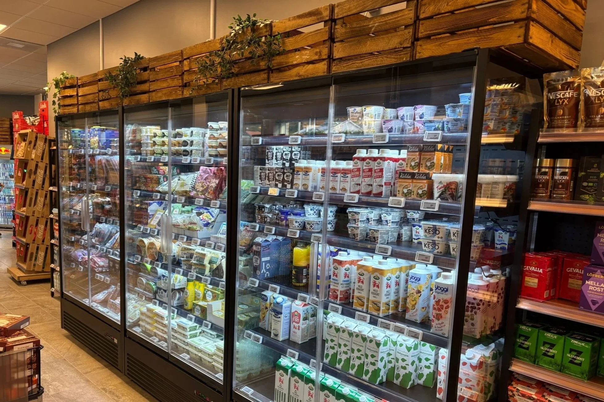 Energieffektiv multideck med glasdörrar installerad i livsmedelsbutik