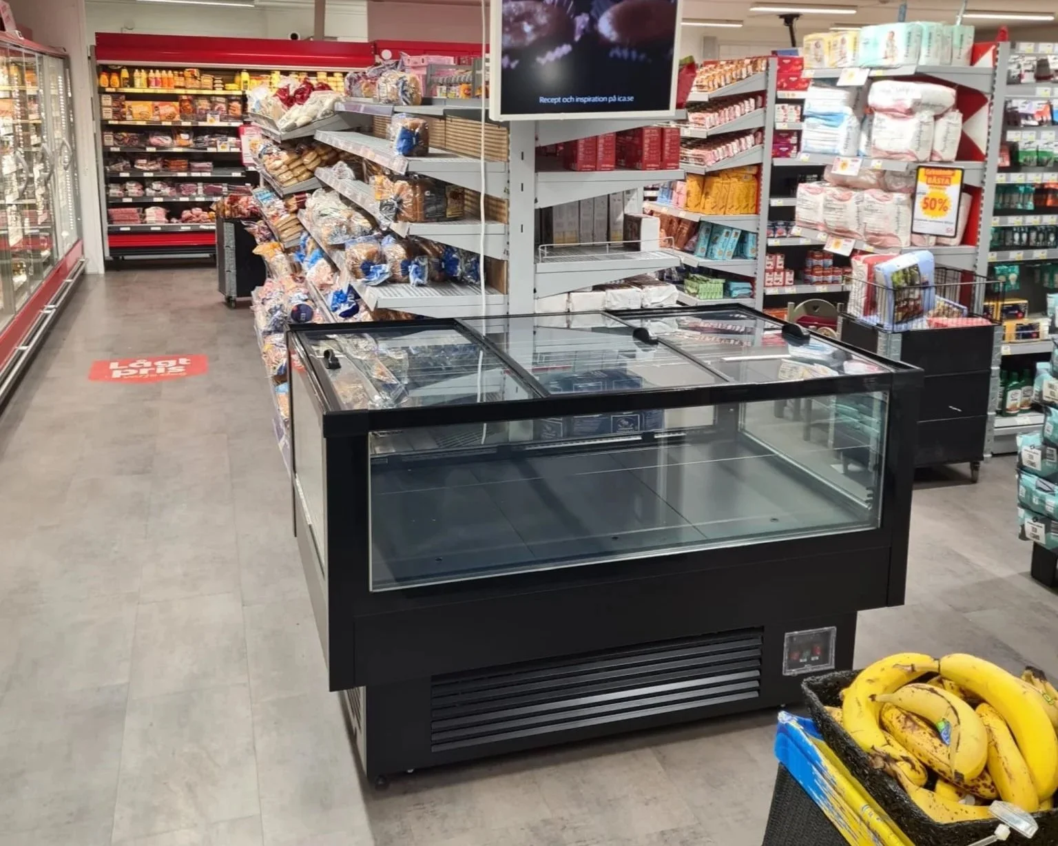 ARKEN exponeringsfrys med produkter i dagligvarubutik