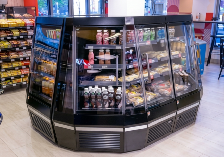 En semivertial exponeringsskyl i modern butiksmiljö