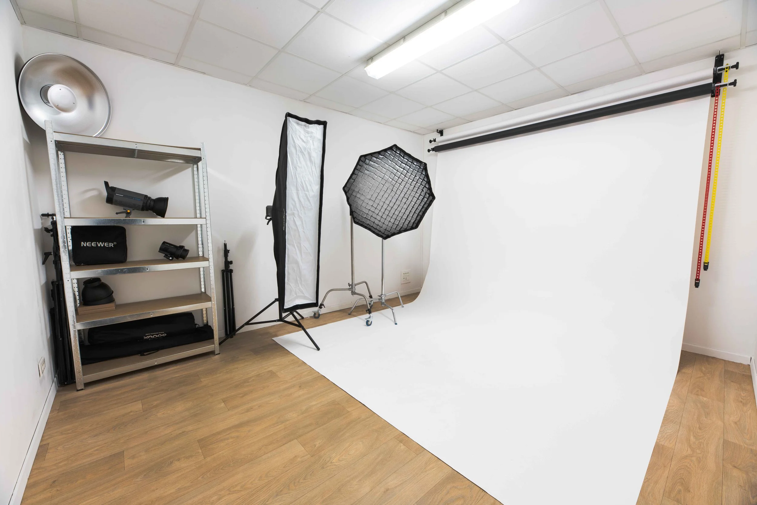 Studio photo du Studio Kroma situé à Vertou avec éclairage, fond blanc, et équipements professionnels de photographie.