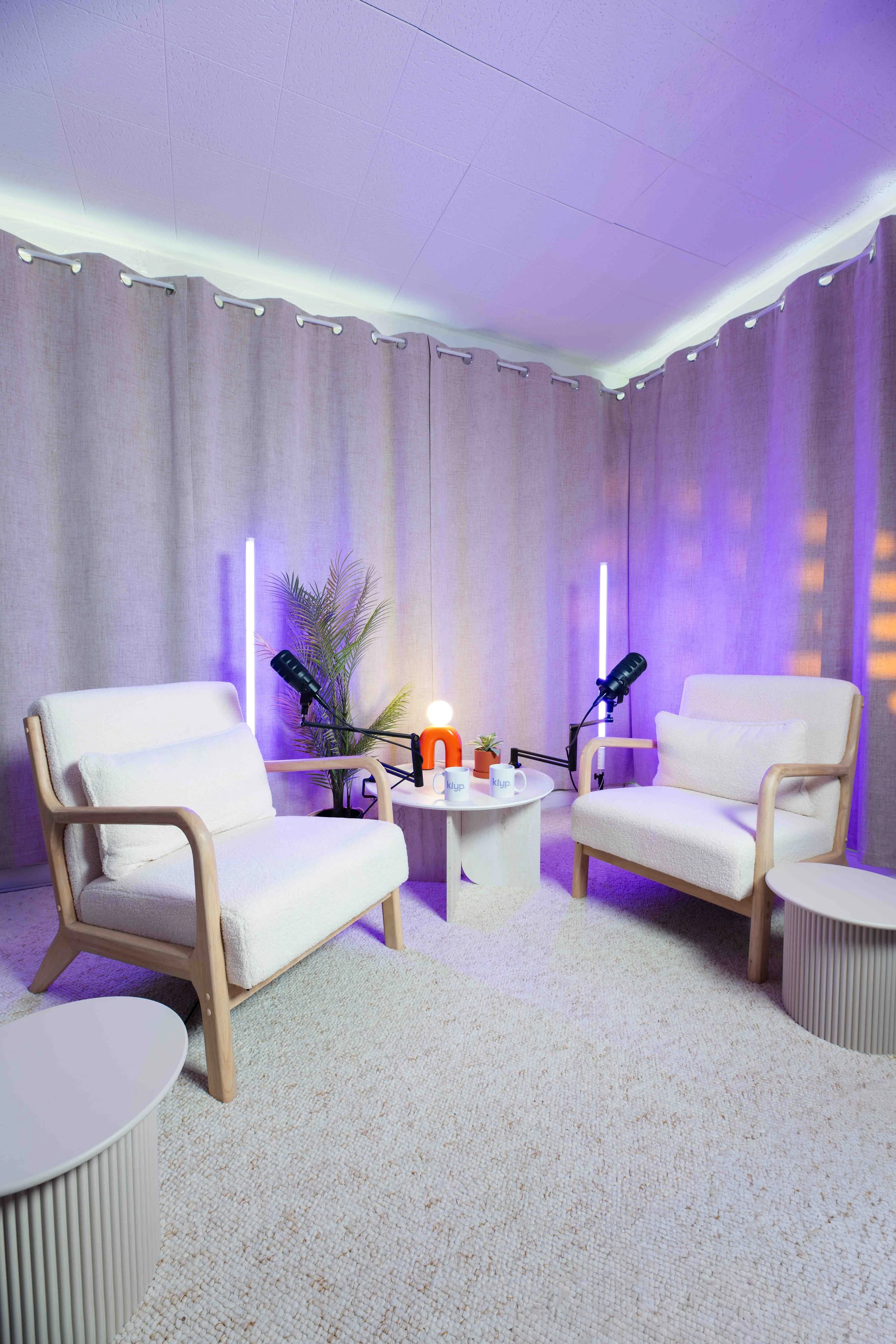 Studio d'enregistrement de podcasts et de tournages de formats verticaux pour les réseaux sociaux. Studio Kroma à Vertou