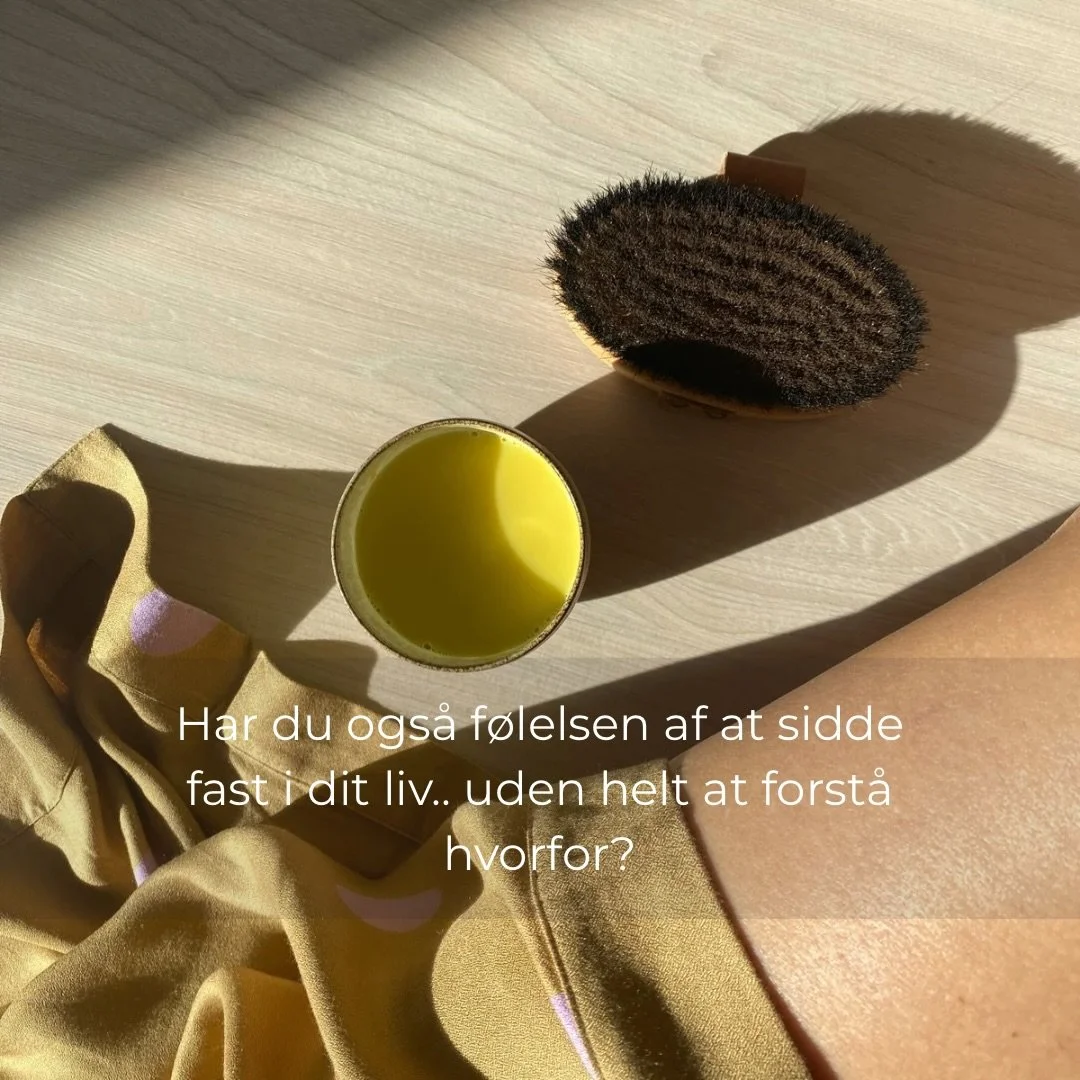 Det her opslag handler ikke om &ldquo;du skal g&oslash;re mere&rdquo;.
Det handler om, at kroppen reagerer p&aring; de sm&aring; ting, vi ikke l&aelig;ngere l&aelig;gger m&aelig;rke til.
Mikro-stress er ofte det, der p&aring;virker hormoner, energi o