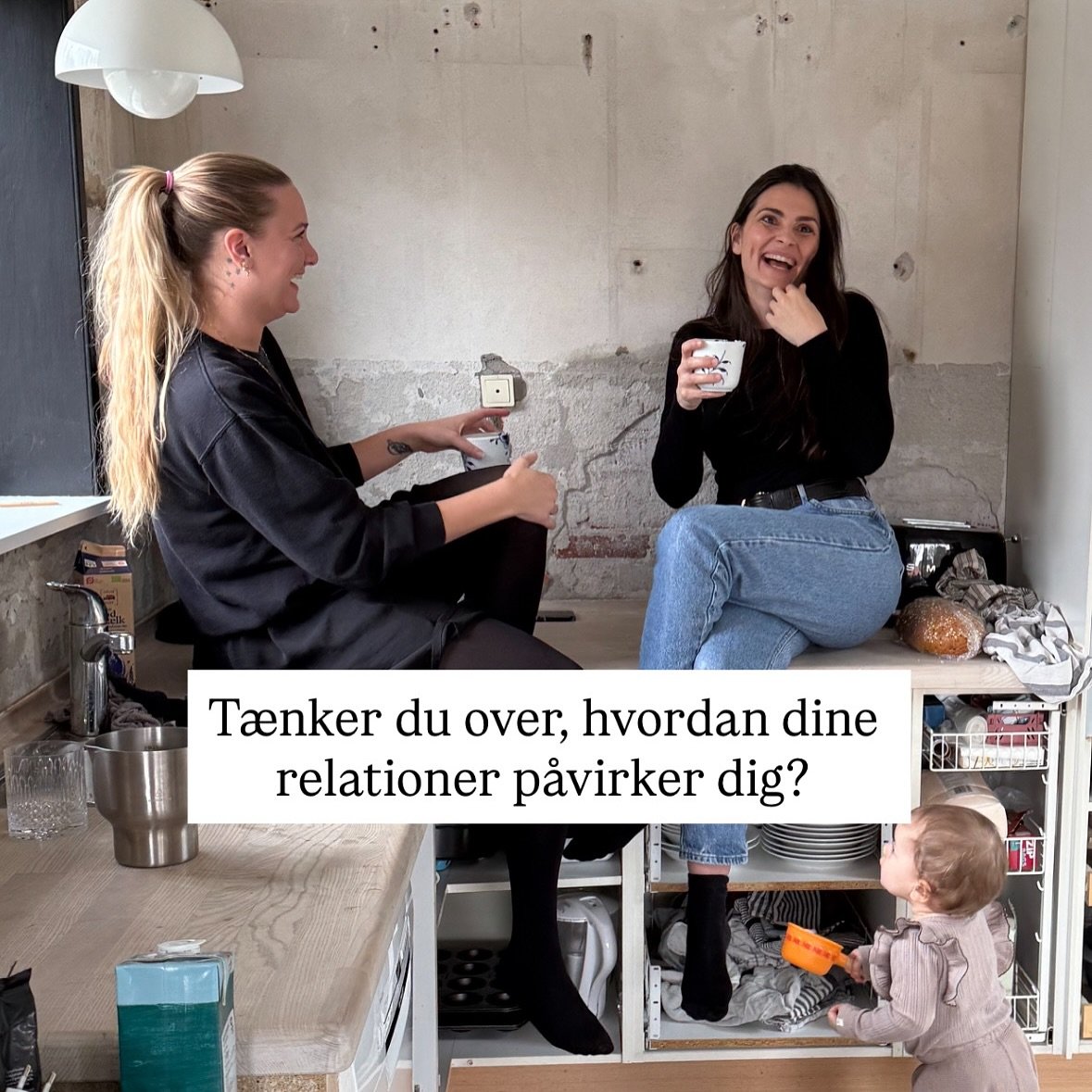 Det er ikke kun mad og s&oslash;vn, der p&aring;virker dine hormoner.
Det g&oslash;r dine relationer ogs&aring; 👯&zwj;♀️

N&aring;r du igen og igen m&aelig;rker stikpiller, kontrol, jalousi, f&oslash;lelsen af at skulle v&aelig;re p&aring; vagt &nda