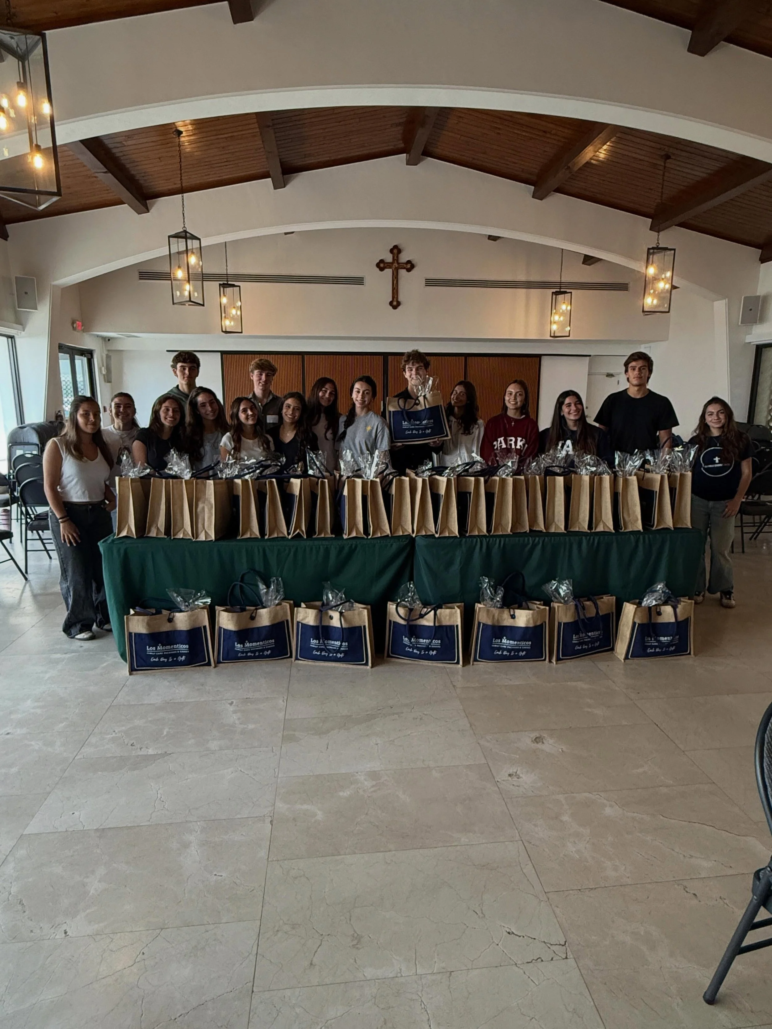 We are so grateful to the Confirmation class from Gulliver Preparatory School, through @staugustine_miami for helping us pack 30 Los Momenticos Family Care Packages today. 🤍

What made this especially meaningful was that it took place during their r