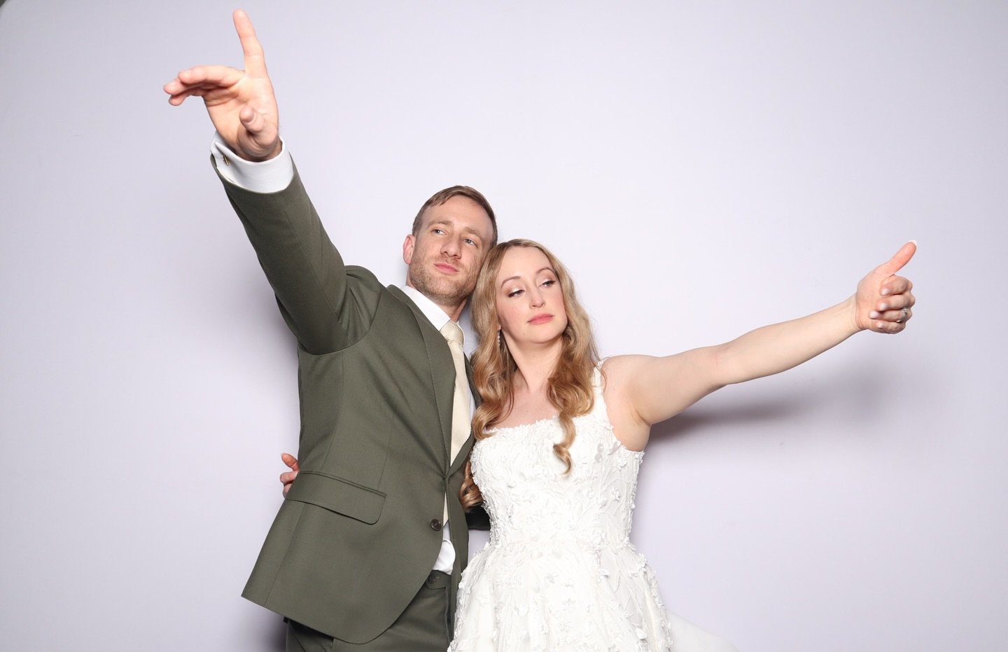 ROBERT &amp; HANNAH

Thank you for having our Photobooth at your wedding! Such a fun bunch of friends and family! ❤️ 

Wishing you both all the best for the new chapter ahead! 

📸 @momentsandmemorieseventsau 
📷 @lovepixelsau 
📍@glenworthvalleywedd
