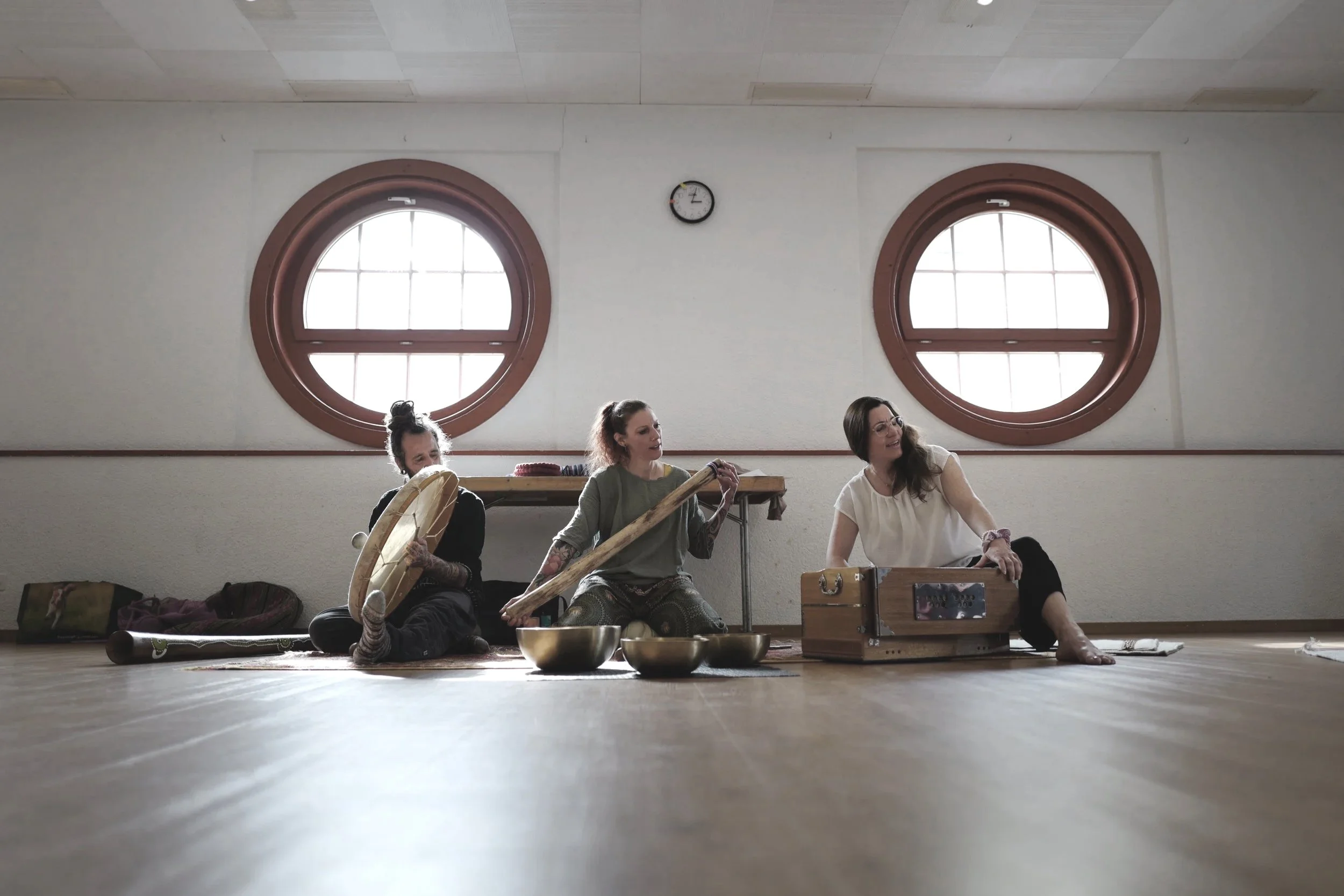 Chantal Pochon, Maacha Leuenberger und Dani Kistler sind Gründer der Mantraband Ananda.