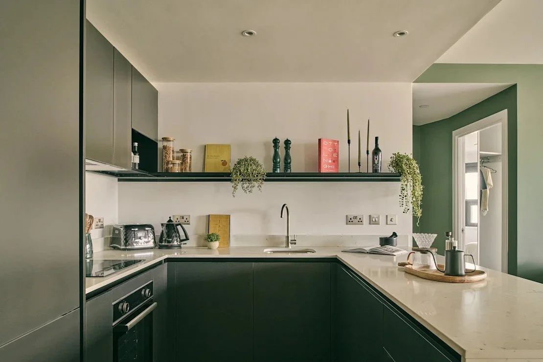 Deanestor delivered bespoke fitted kitchens for The Octagon — the UK’s first pure octagonal residential tower and the tallest building in Birmingham 🏙️
Sleek cabinetry, quartz worktops, and fully integrated appliances create kitchens de
