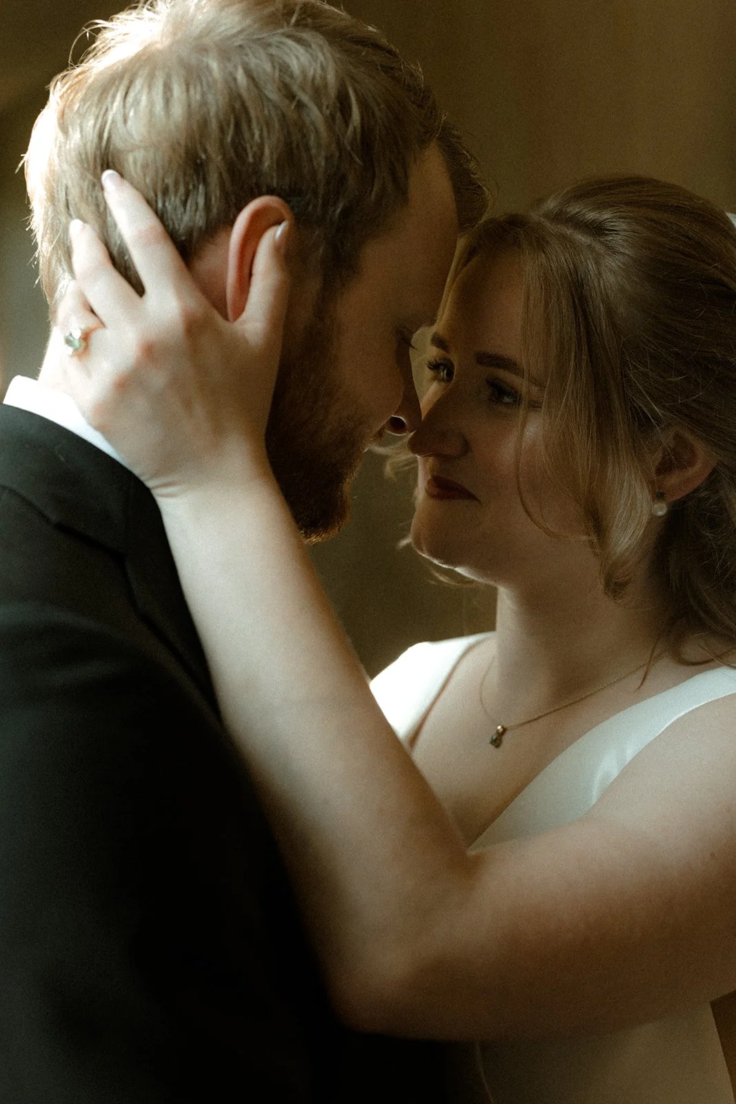 Een koppel die dicht bij elkaar staan, heel intiem en liefdevol, waarschijnlijk op een bruidsfoto.