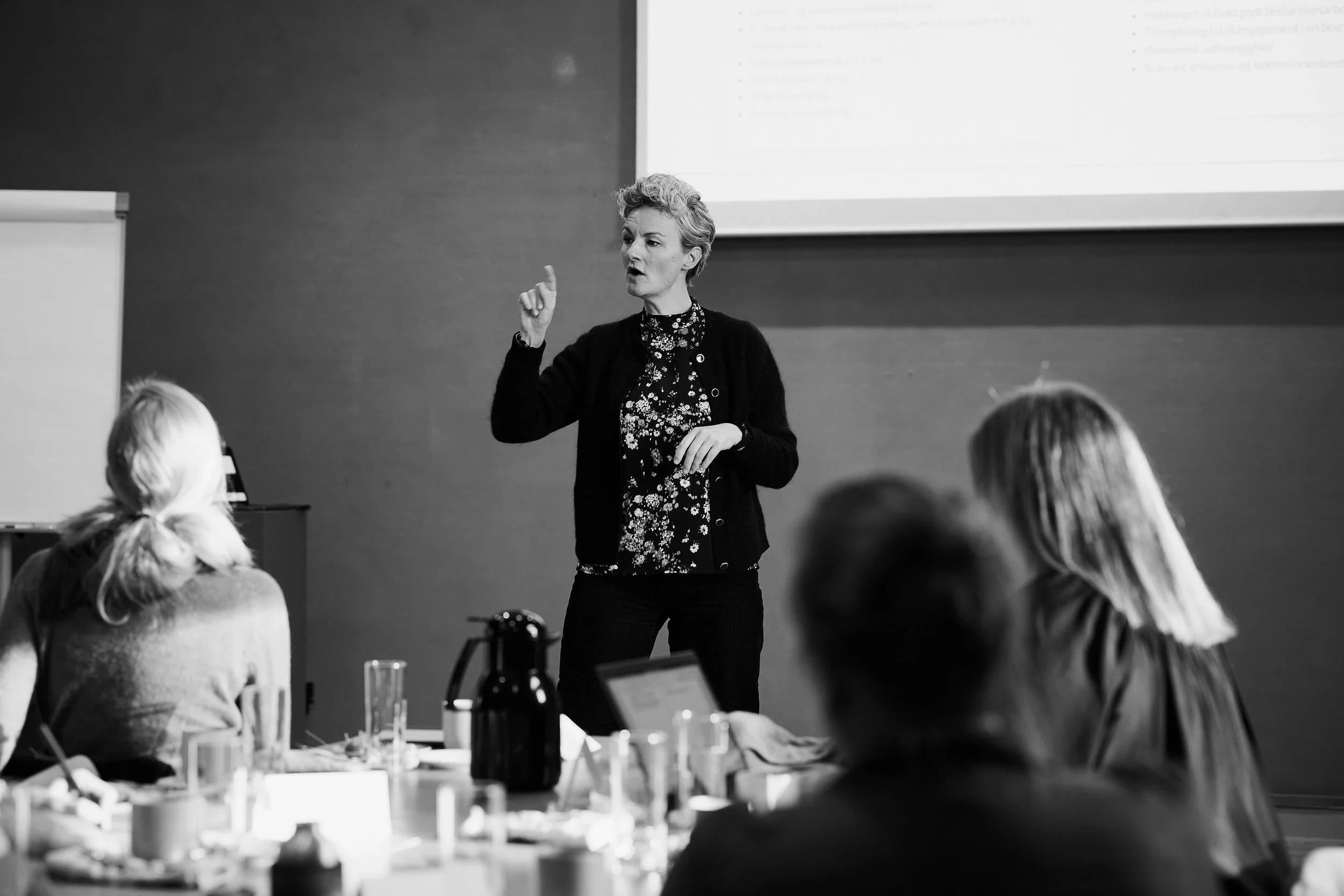 Rollefordeling mellem bestyrelse og direkte: Find den bedste balance ⚖️