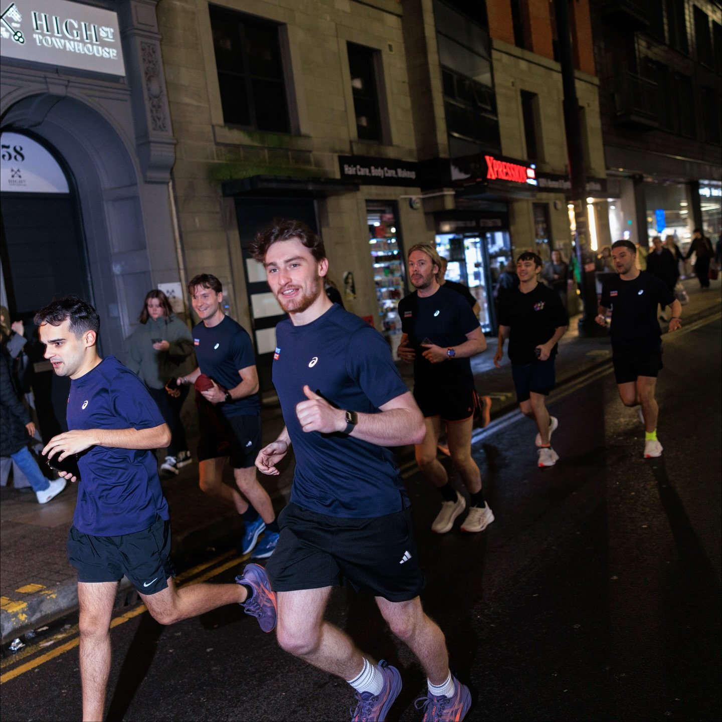 @the_healthcareclub X @sportsdirectuk X @asicsrunning 

Last week The Healthcare Club teamed up with Sports Direct and ASICS to host the first Healthcare Club Manchester Run Club! 

The night consisted of getting to try the latest @asicsrunning train