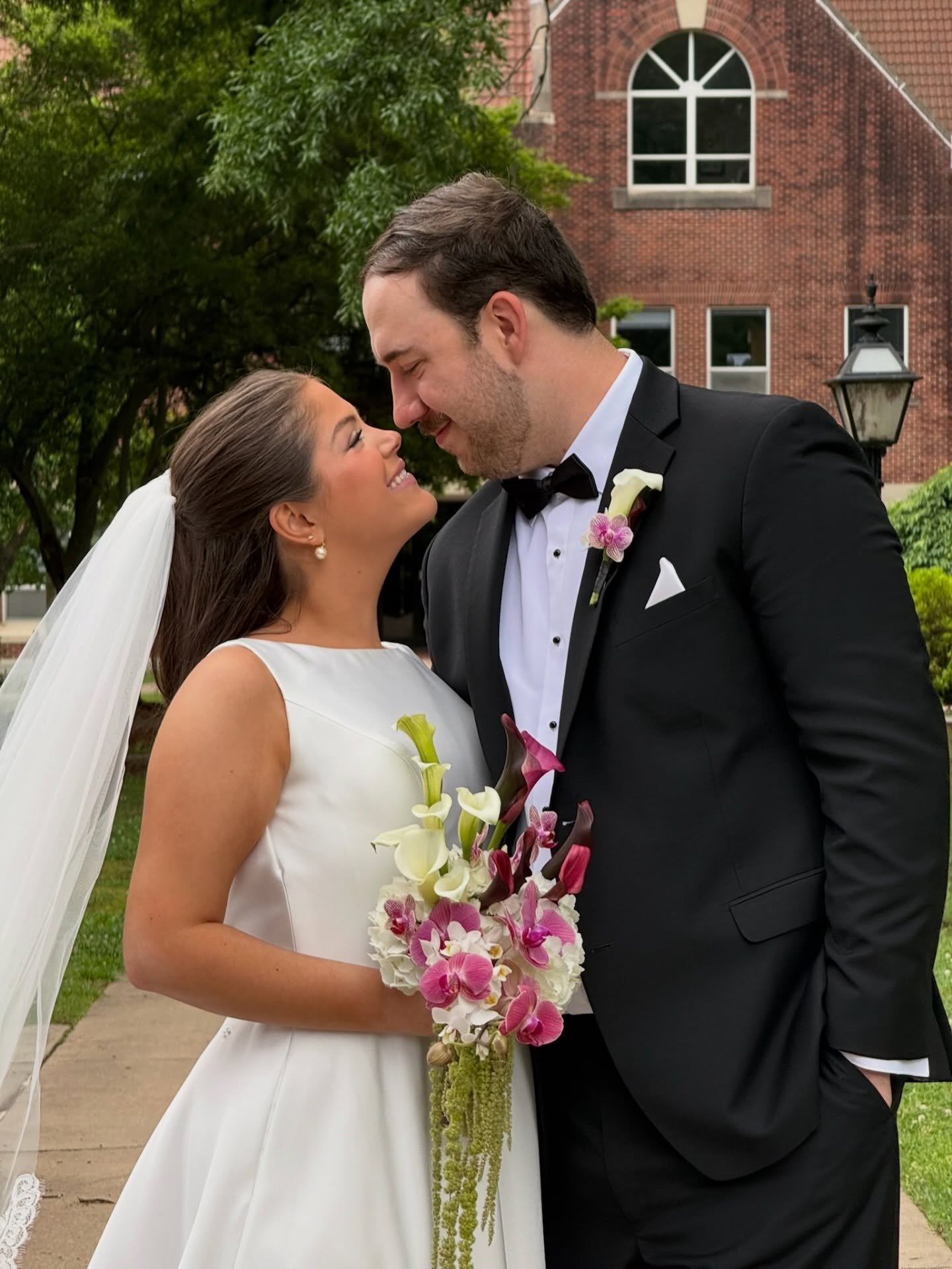 An unforgettable wedding weekend with @ohuett &amp; @jensenkords40 🦢✨

Their love is radiant, and it was a full circle moment to watch them get married! 💛

Planner: @weddingsbyl.and.co 
Florals: @vaseandvine 
Catering: @gena.heartandsoul 
Cake: @ju