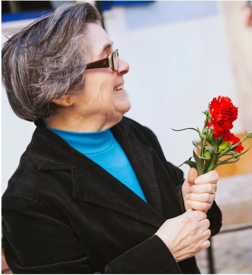 Celeste Caeiro con un ramo de claveles