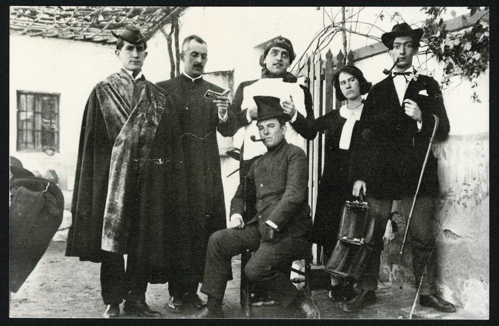 Ernestina González con otros integrantes de la Orden de Toledo, como Buñuel, Moreno Villa y Dalí.