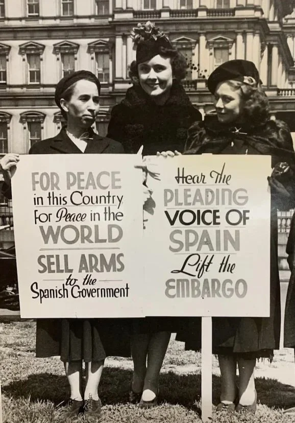 Ernestina a la izquierda, el día de la manifestación de mujeres en Washington en abril de 1938.