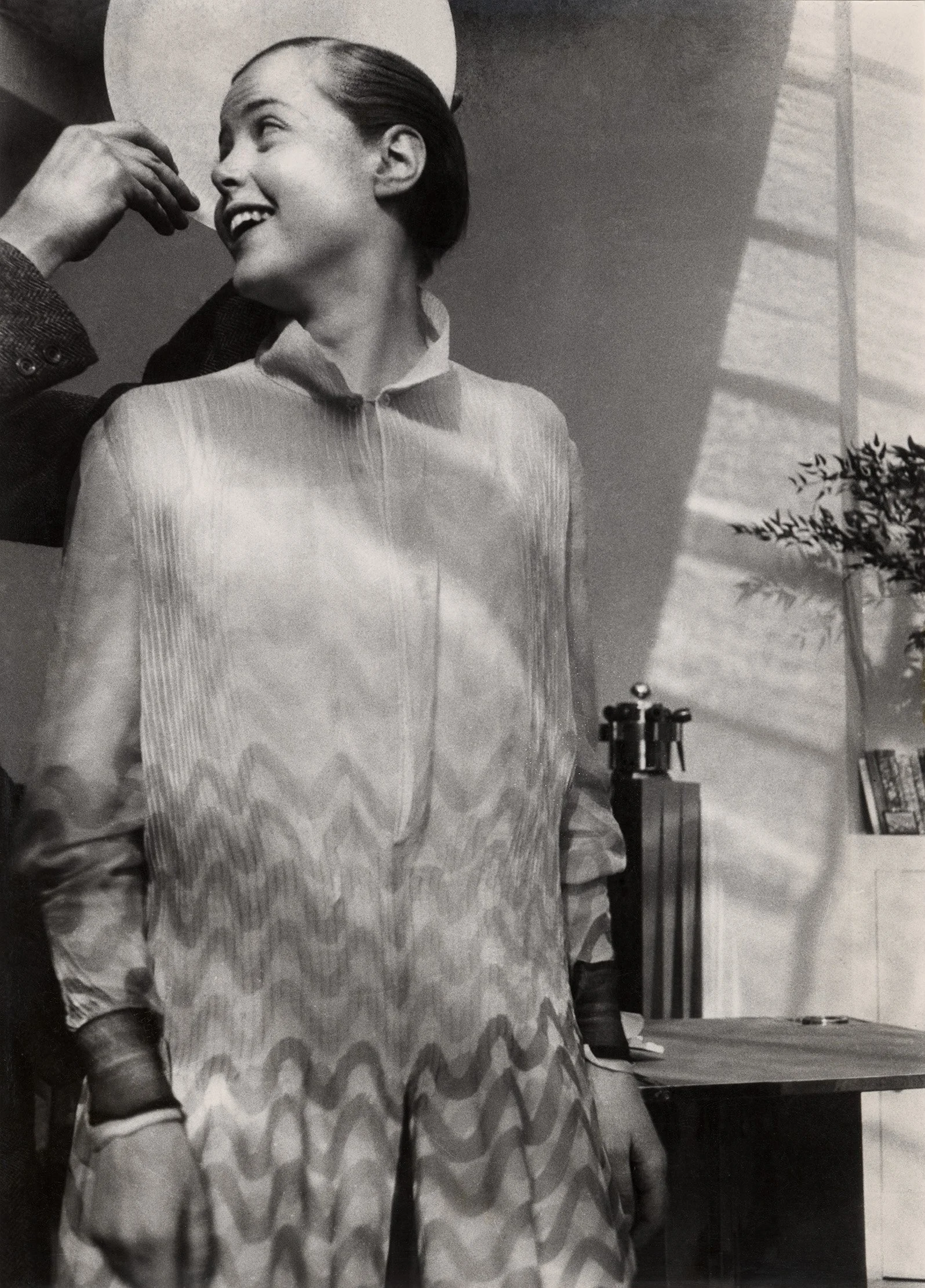 Charlotte Perriand con las manos de Le Corbusier sosteniendo un plato a modo de aureola, 1928