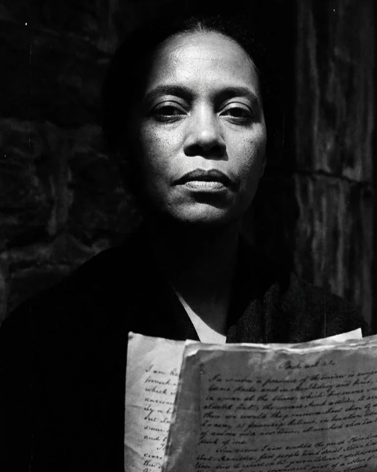 Recreación de Phillis Wheatley con uno de sus escritos