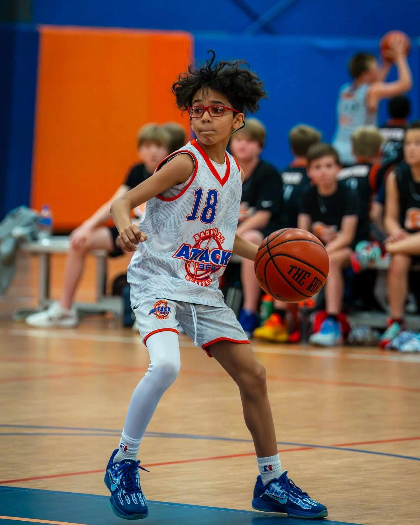 @bjwith_dashifts doing it all on the court🏀
&bull;
&bull;
&bull;
Looking for a sports shoot? Click on the link in my bio or you can go to my website ajfinneran.com 
#basketball #sportsphotgraphy #basketballphotography #creativesofcarolina