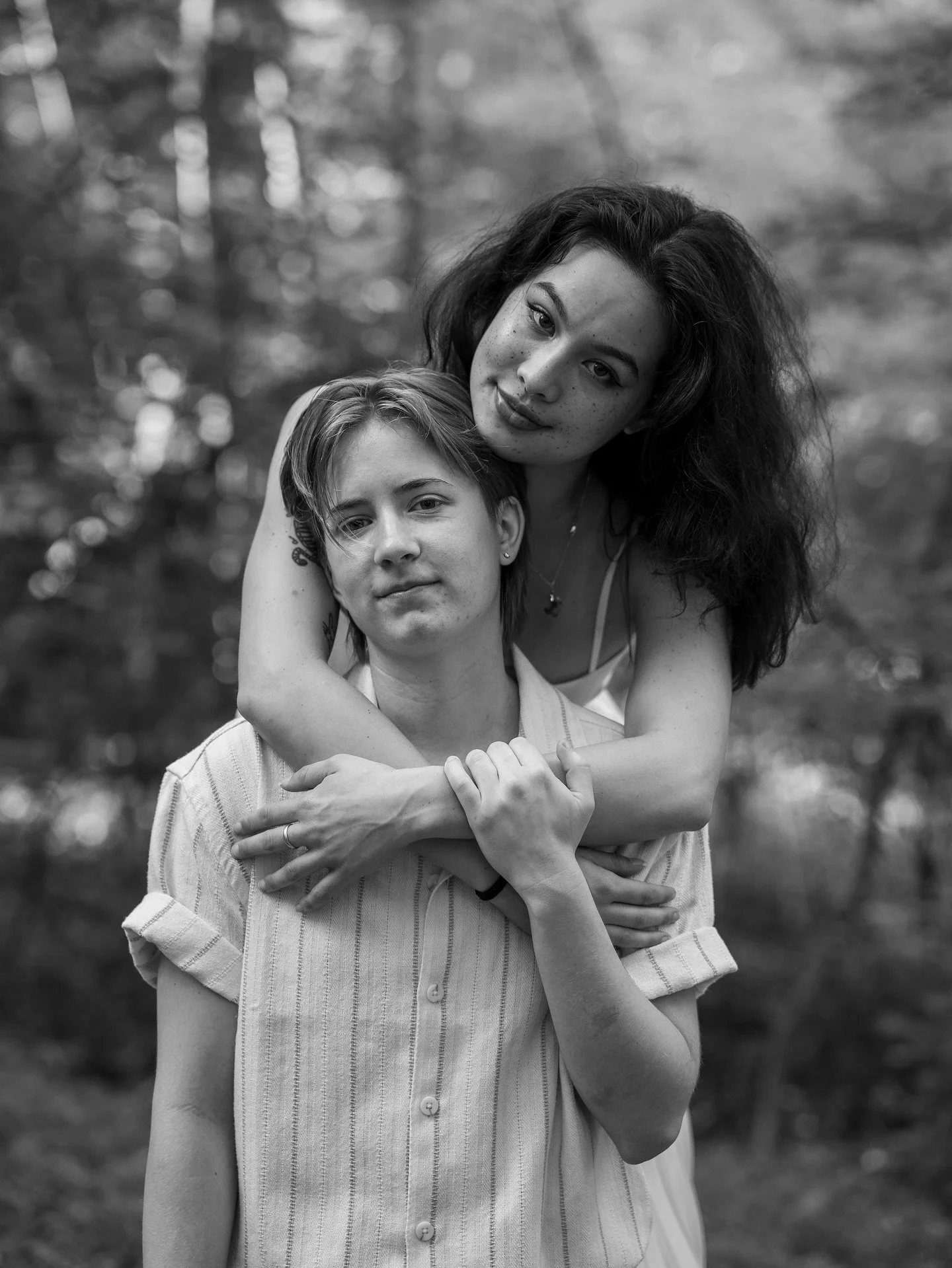 ✨✨

#blackandwhite #blackandwhitephotography #forest #couple #couplephotoshoot #couplephotography #sonya74