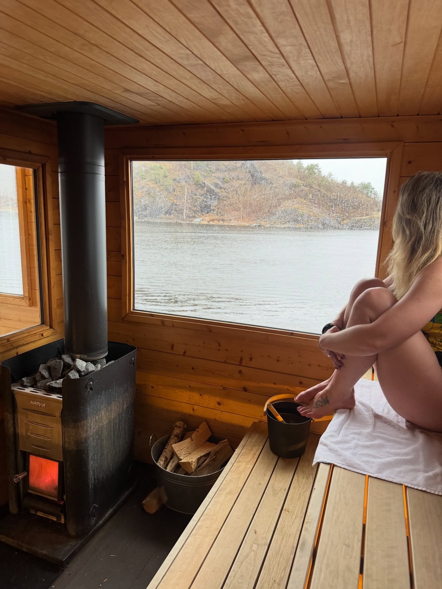This really is my happy place 💕🌊✨.

A floating sauna in beautiful Norway 🇳🇴.

Have you ever been in a sauna like this? You board the sauna which has a skipper and then you&rsquo;re driven out away from the harbor and have different swim spots alo