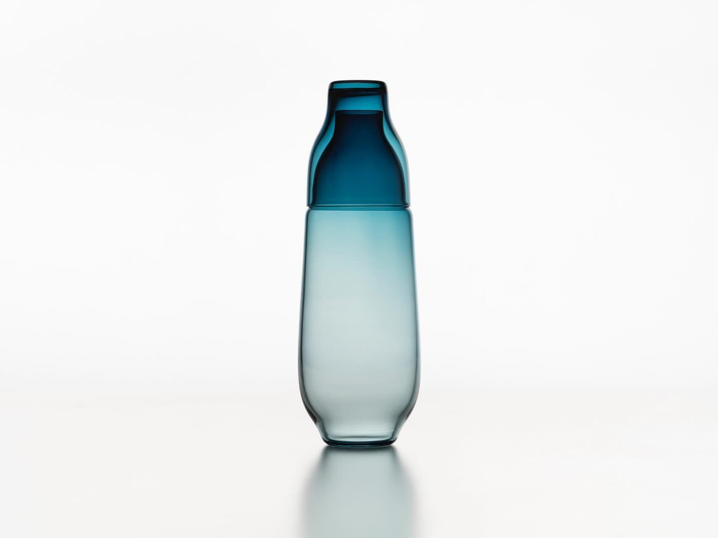 &bull; D A N U B E &bull; 

Here shown with the lid on in Emerald Green. Feel free to mix and match! 

The Danube Carafe is designed to help you stay hydrated in style. 💧

Made from mouth-blown Bohemian crystal in the Czech Republic, it features a c