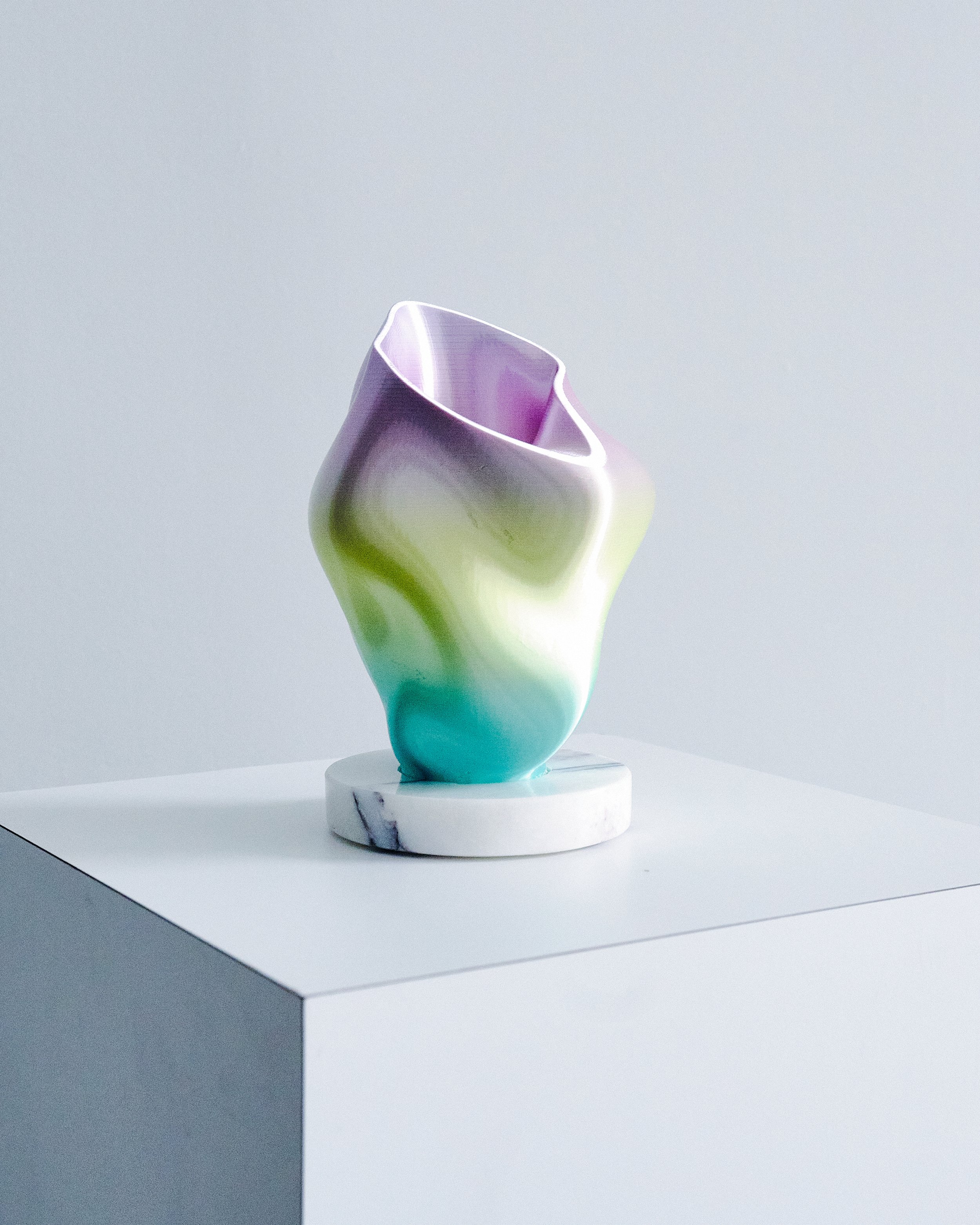 Kickie-Chudikova_Ether-vase_ADORNO_MELT(c)Aleko-Syntelis_3.jpg